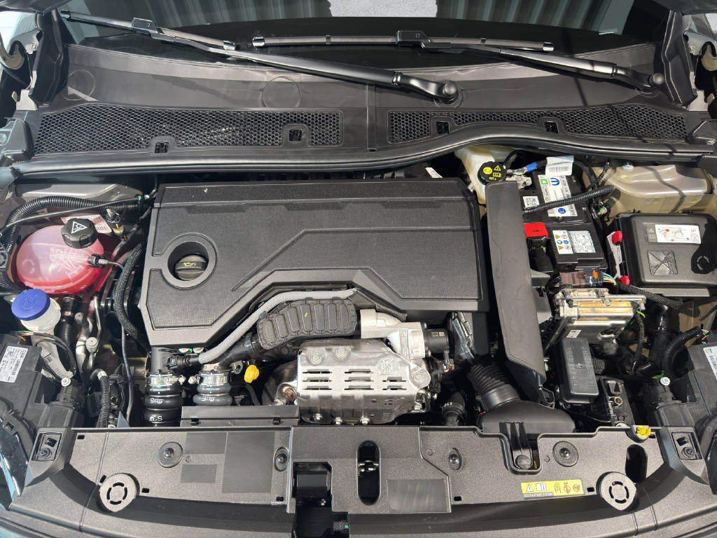 PEUGEOT 208 1.2 Hybrid Allure - 9