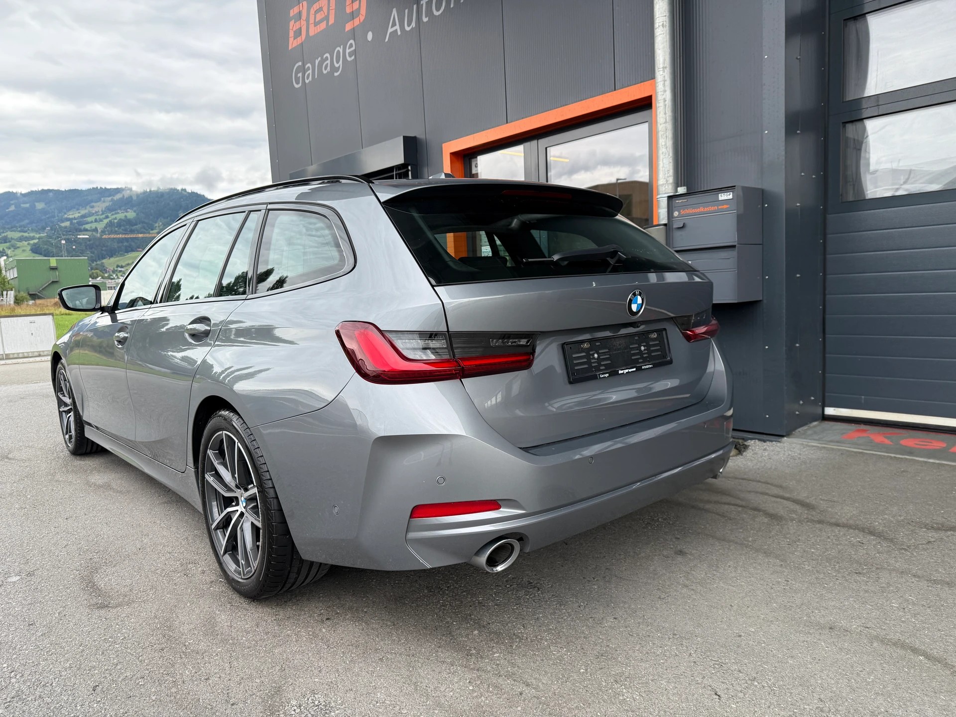 BMW 320d xDrive 48V Touring Steptronic - 13