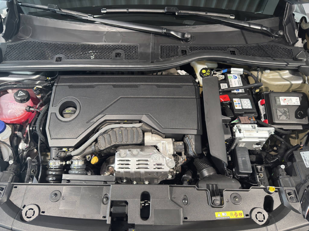 PEUGEOT 208 1.2 Hybrid Allure - 9