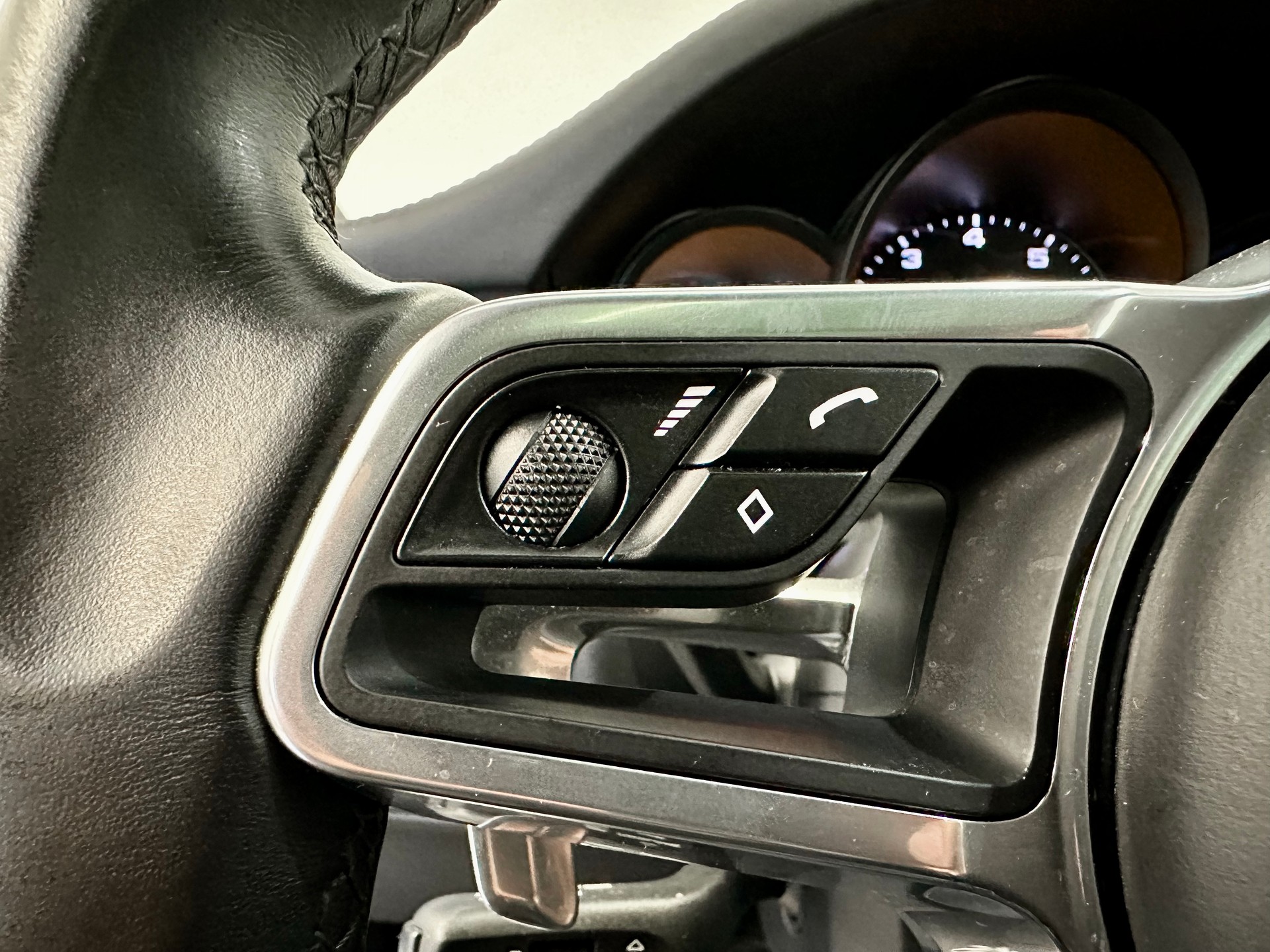 PORSCHE Macan GTS PDK - 27