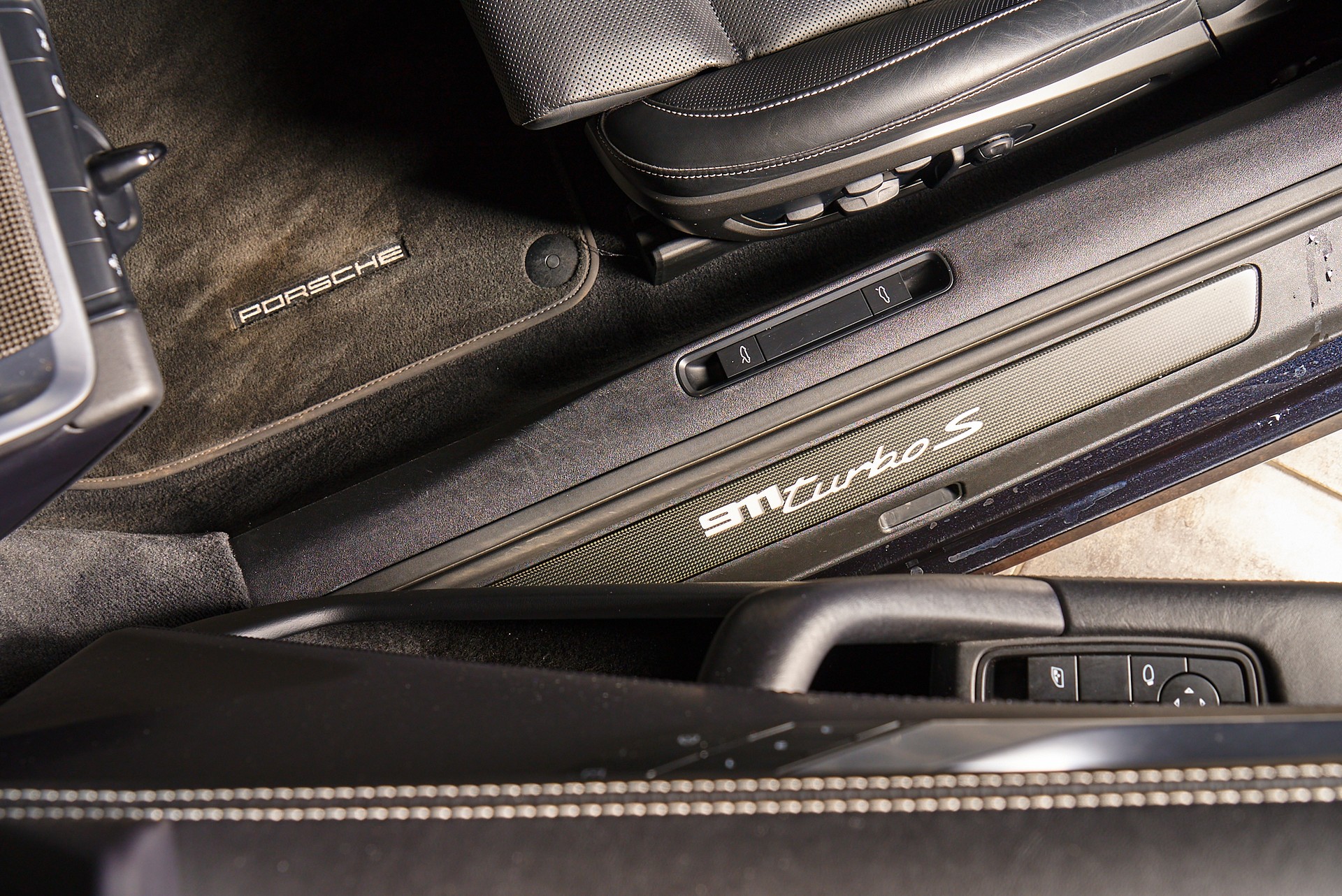 PORSCHE 911 Turbo S PDK - 11