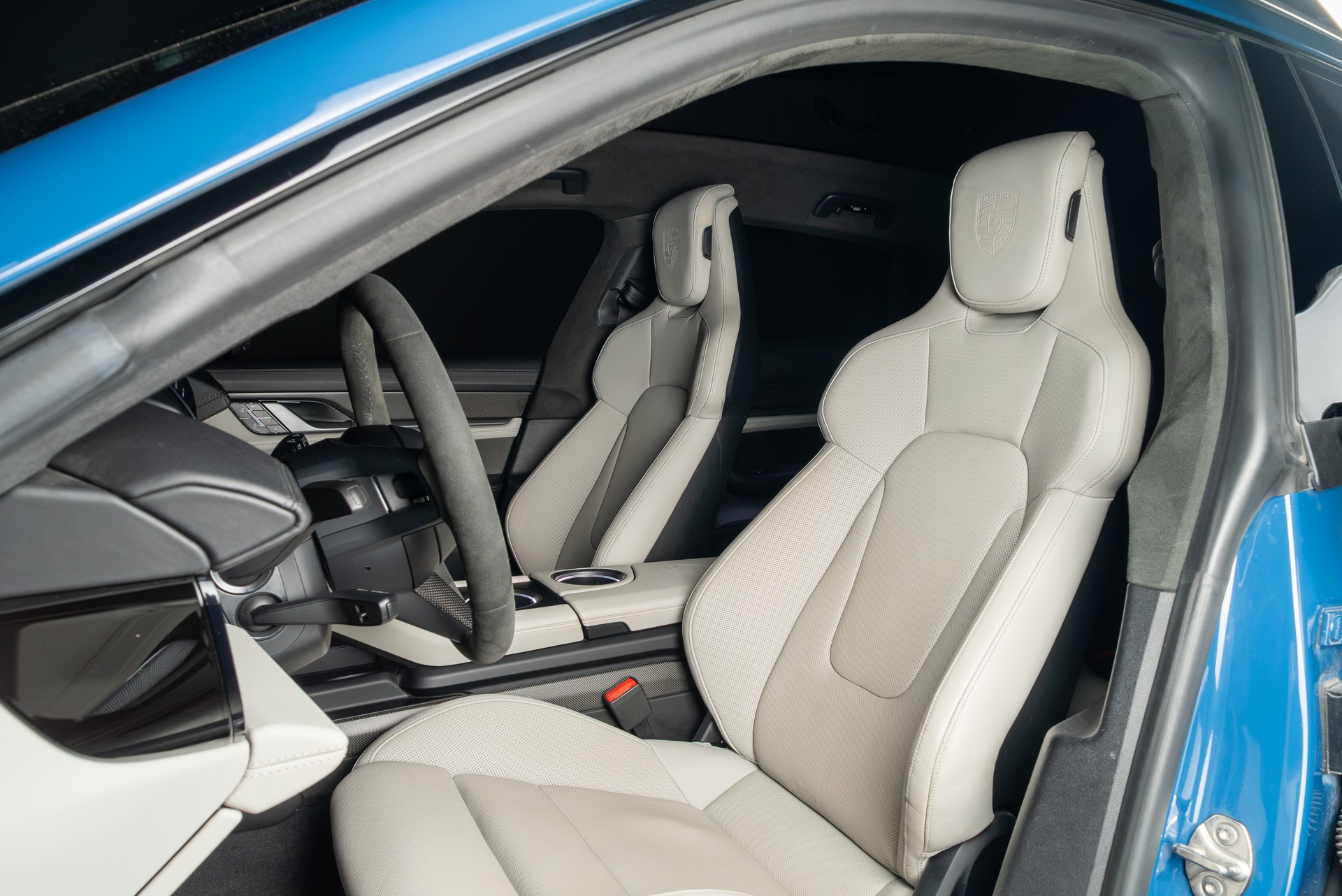 PORSCHE Taycan Turbo S Cross Turismo - 14
