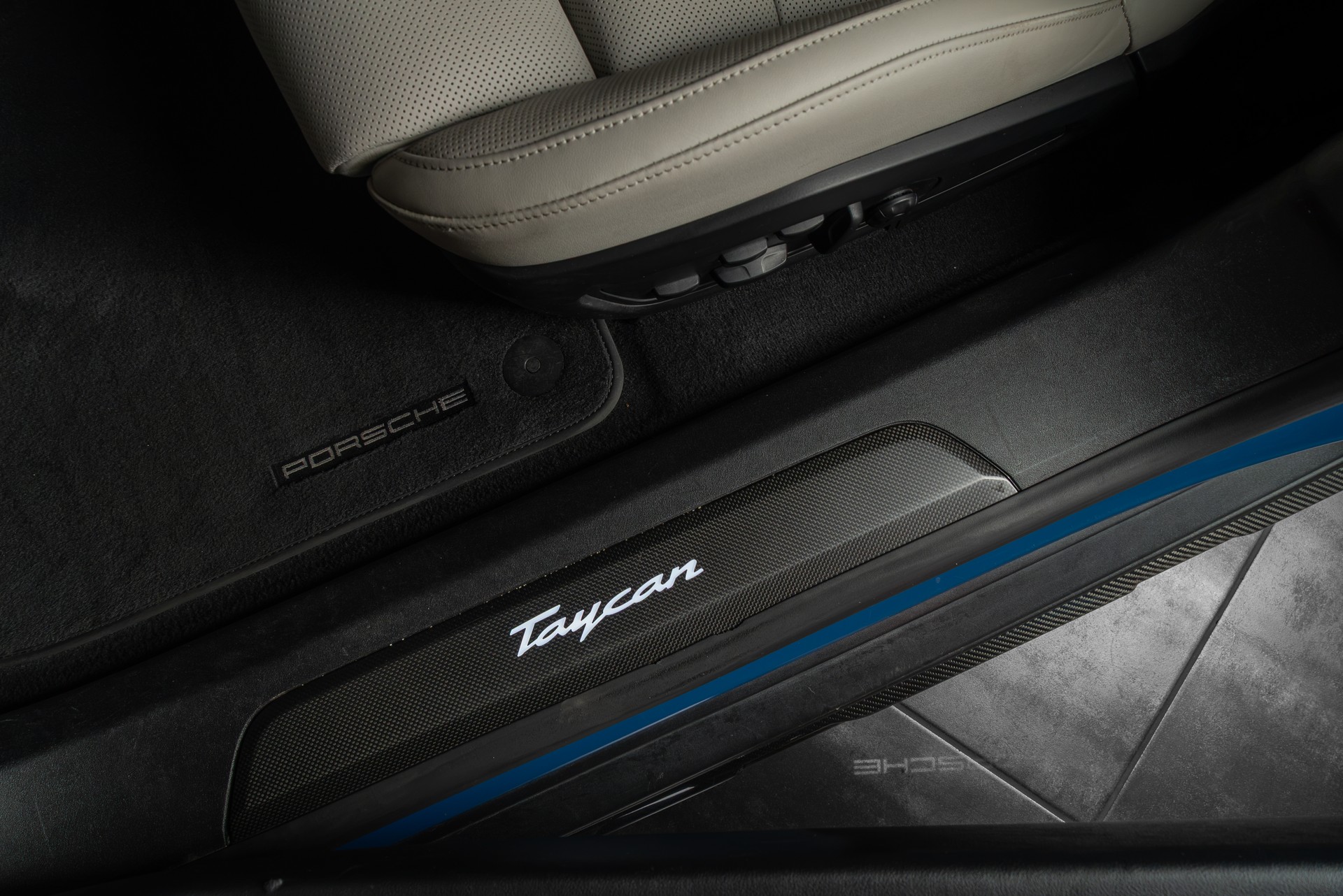 PORSCHE Taycan Turbo S Cross Turismo - 15