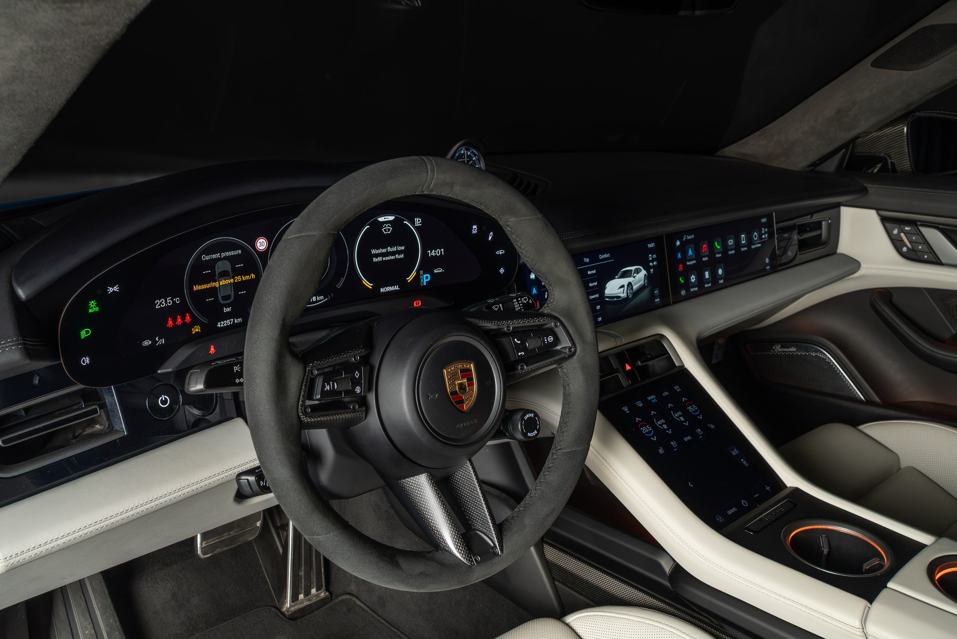 PORSCHE Taycan Turbo S Cross Turismo - 12