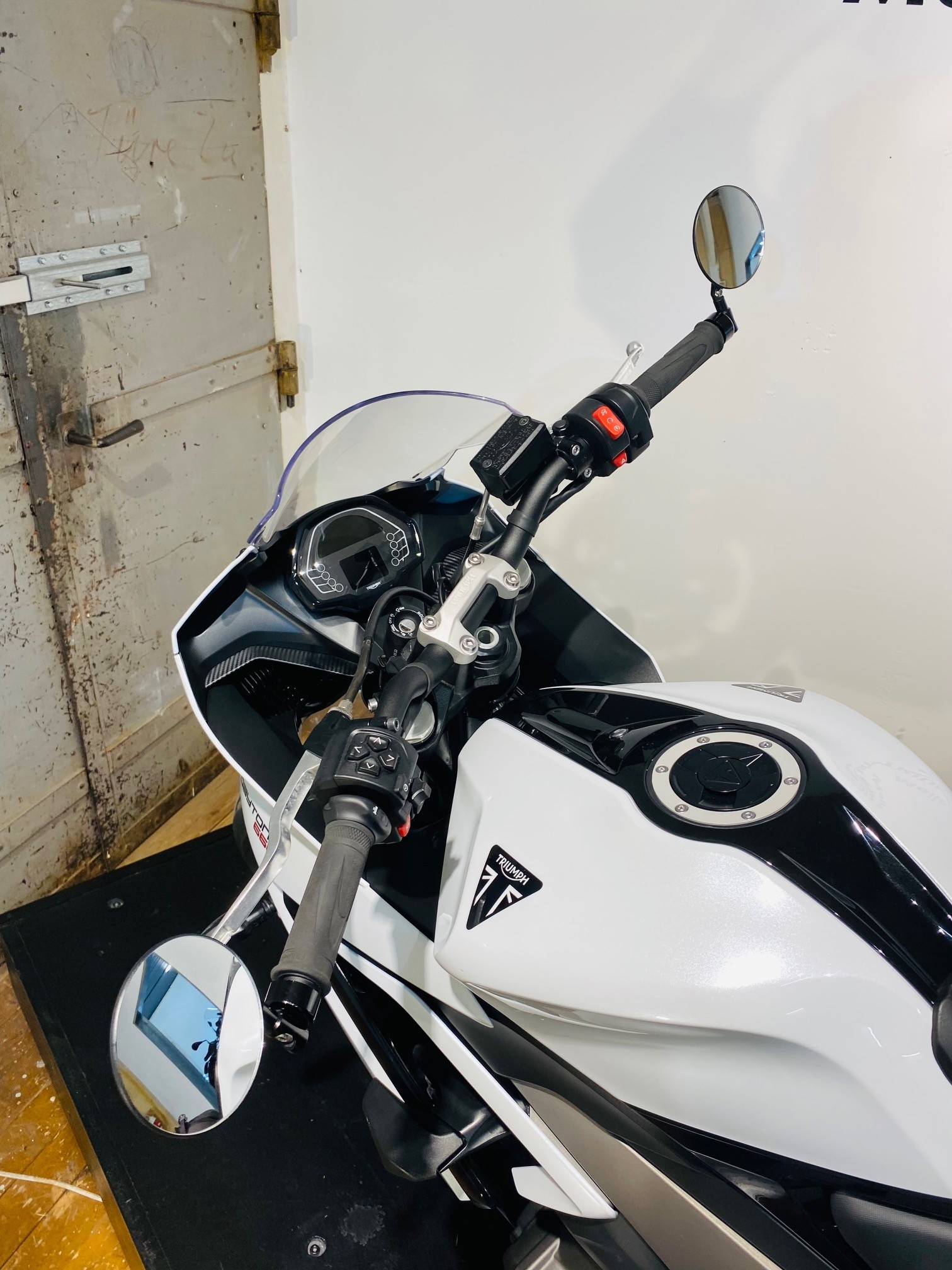 TRIUMPH Daytona 660 - 7