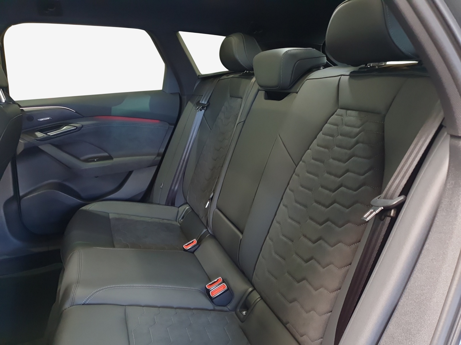 AUDI A6 Avant e-tron quattro - 12