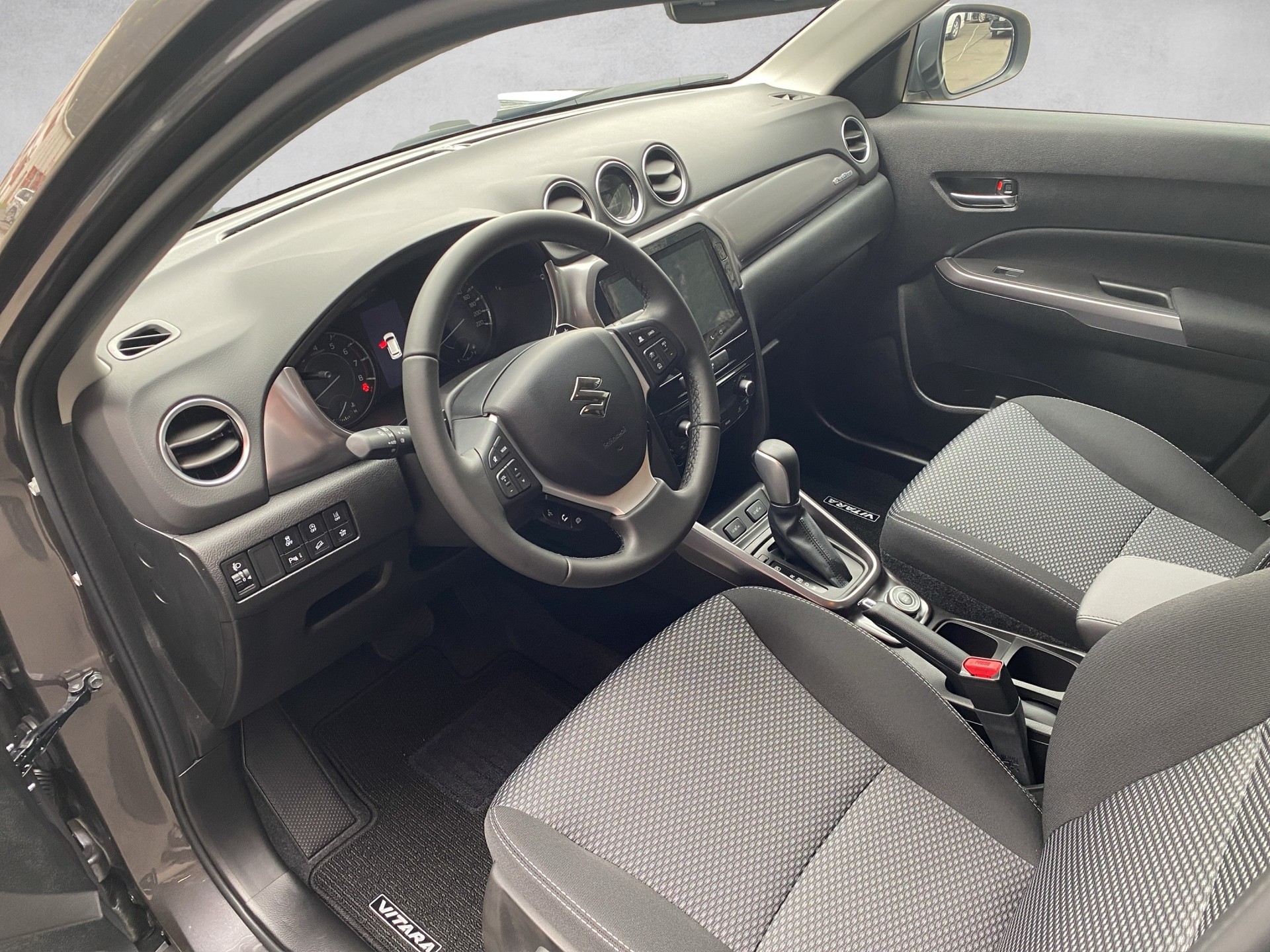 SUZUKI Vitara 1.4 Boosterjet Compact + 4x4 Hybrid Automatic - 9