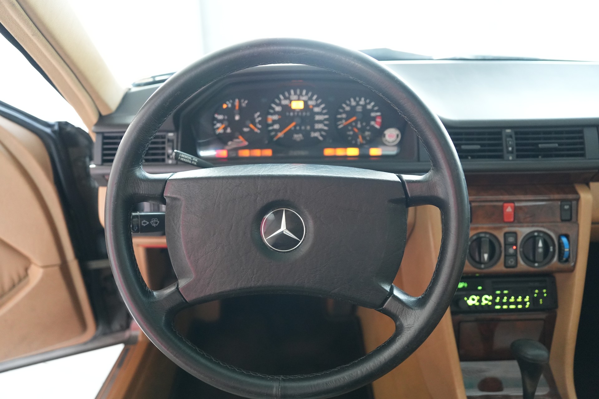 MERCEDES-BENZ 300 CE - 10