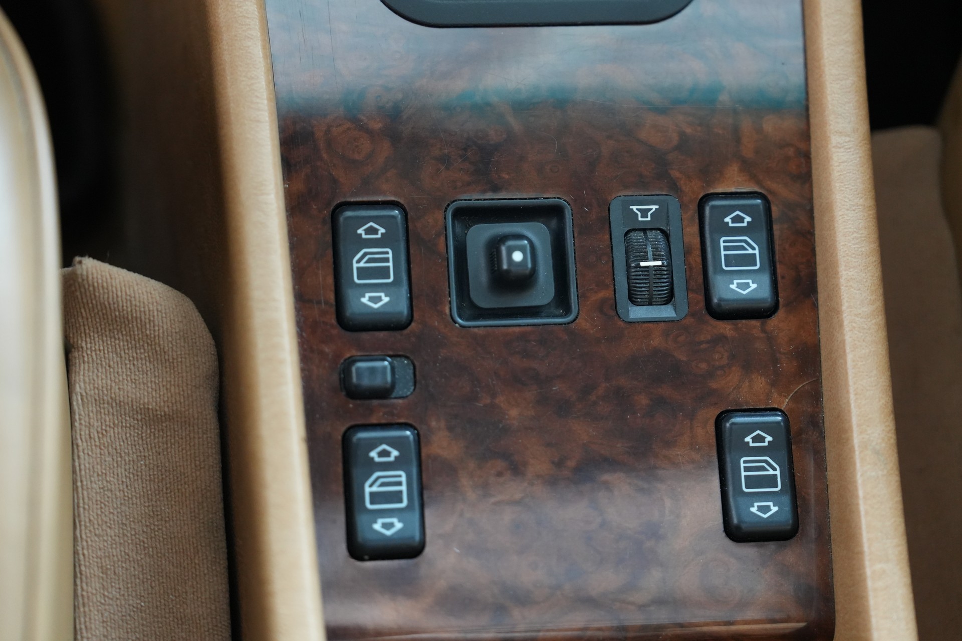 MERCEDES-BENZ 300 CE - 12