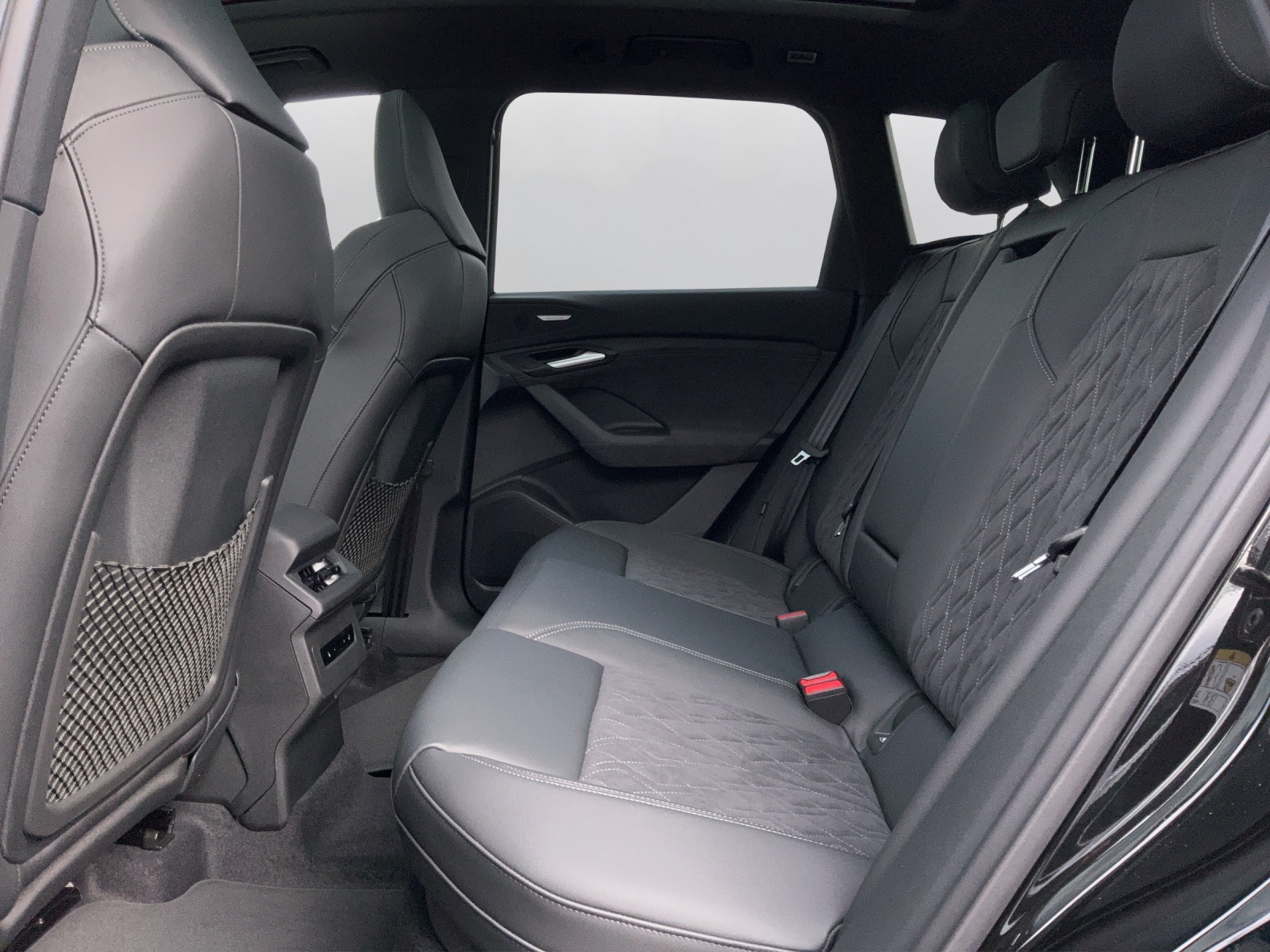 AUDI Q6 e-tron quattro - 11