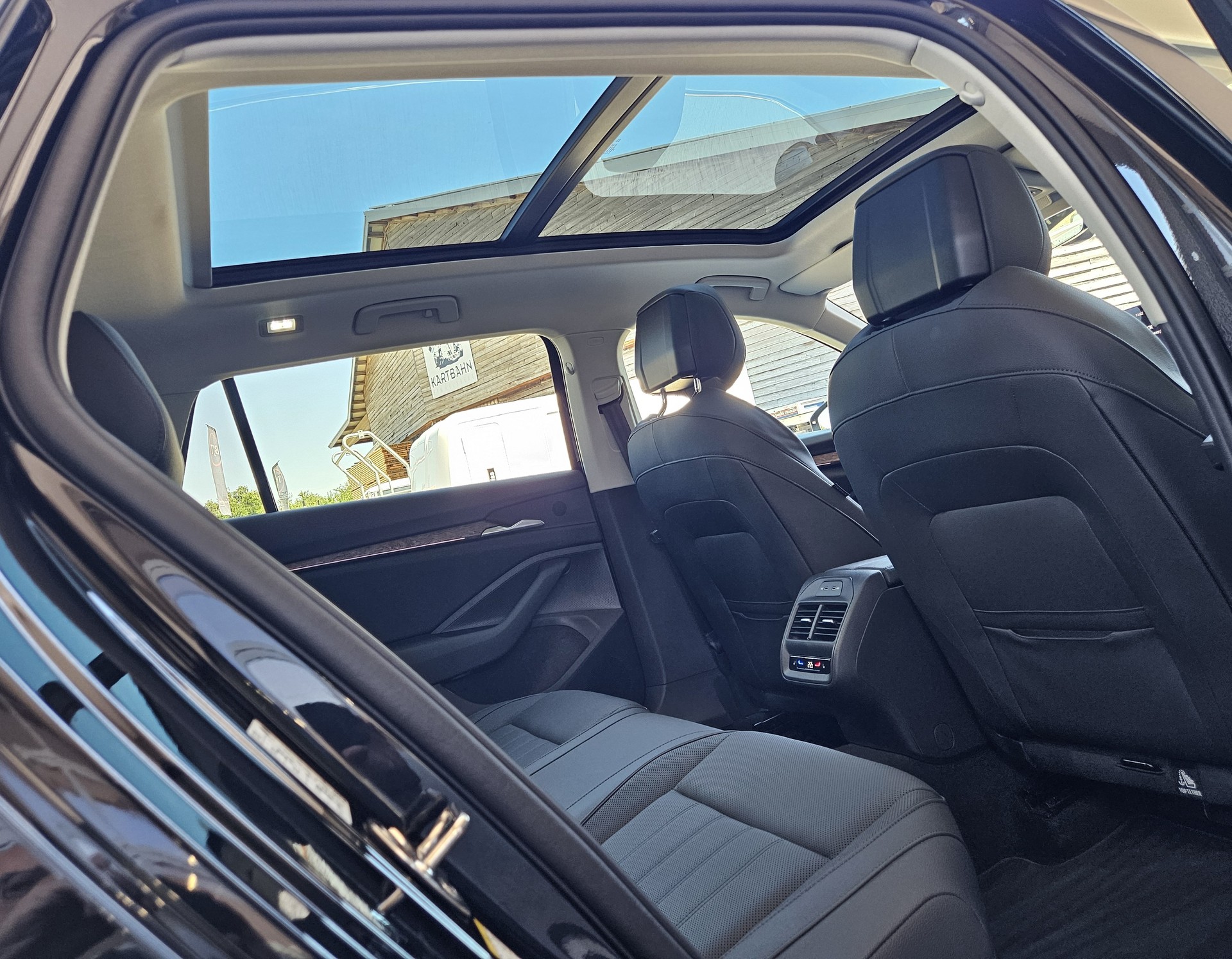 SKODA Superb Combi 2.0 TDi L&K 4x4 DSG mit Anhängerkupplung - 25