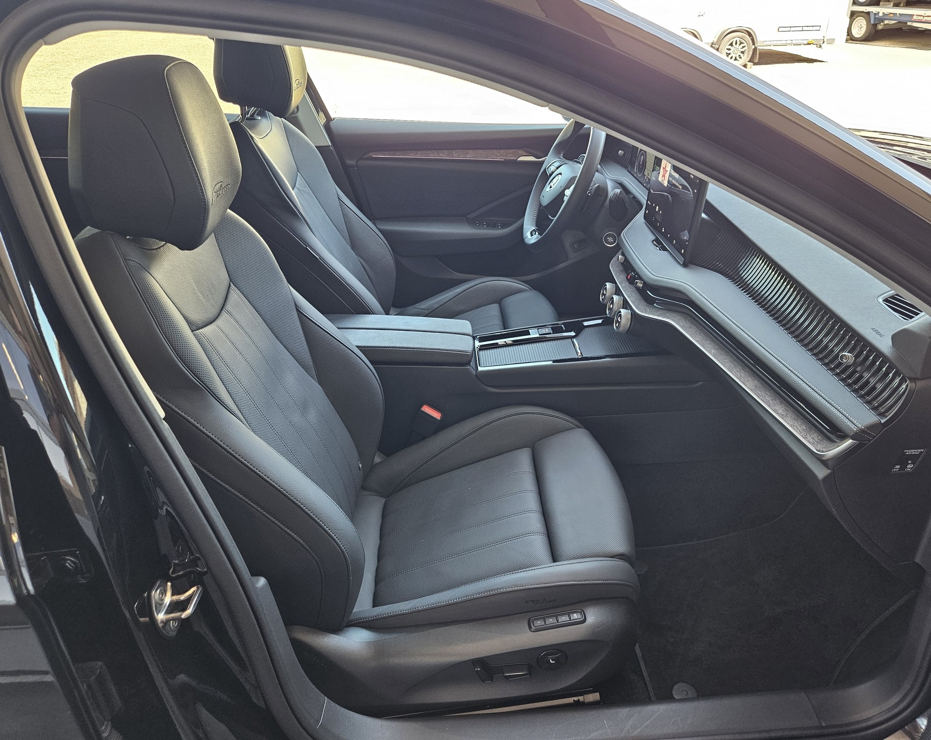 SKODA Superb Combi 2.0 TDi L&K 4x4 DSG mit Anhängerkupplung - 13