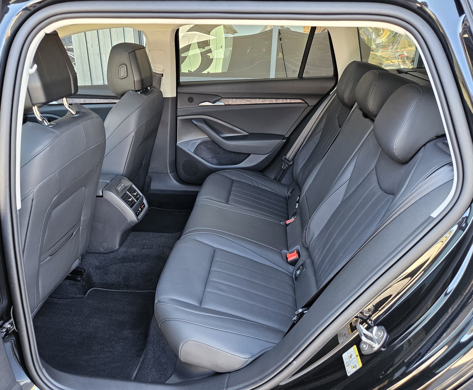 SKODA Superb Combi 2.0 TDi L&K 4x4 DSG mit Anhängerkupplung - 24