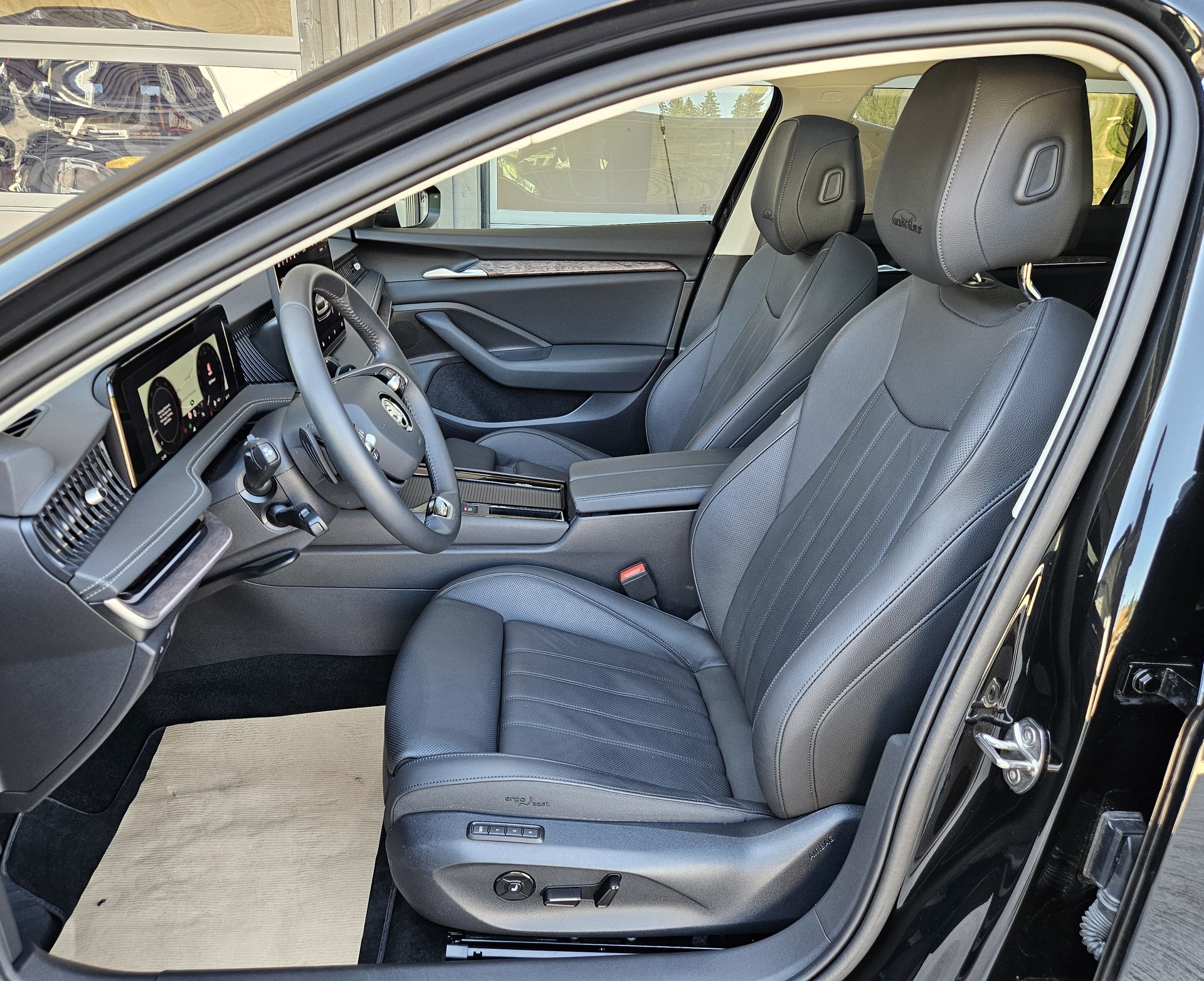 SKODA Superb Combi 2.0 TDi L&K 4x4 DSG mit Anhängerkupplung - 10