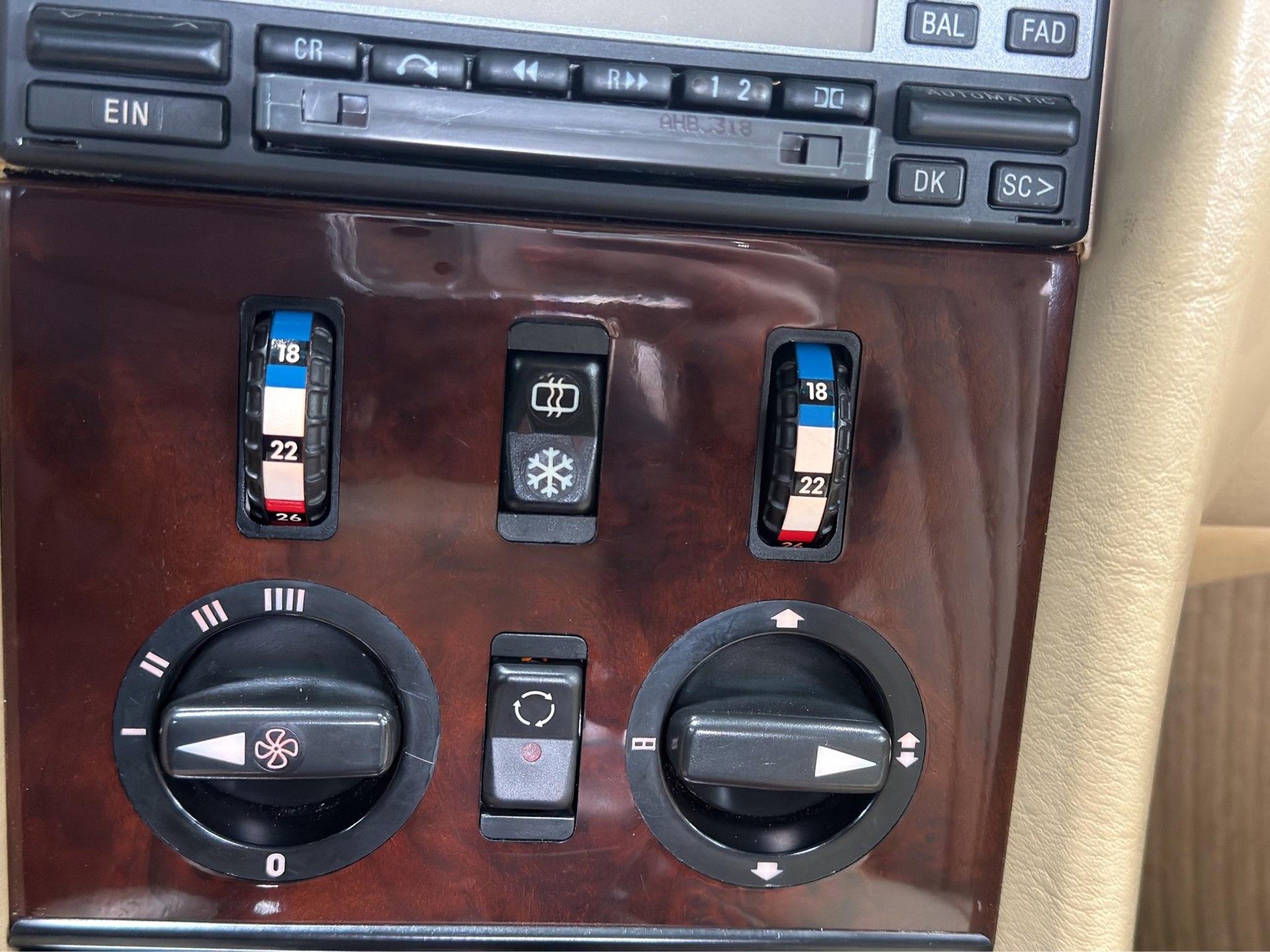 MERCEDES-BENZ R107 Cabriolet 300 SL - 19