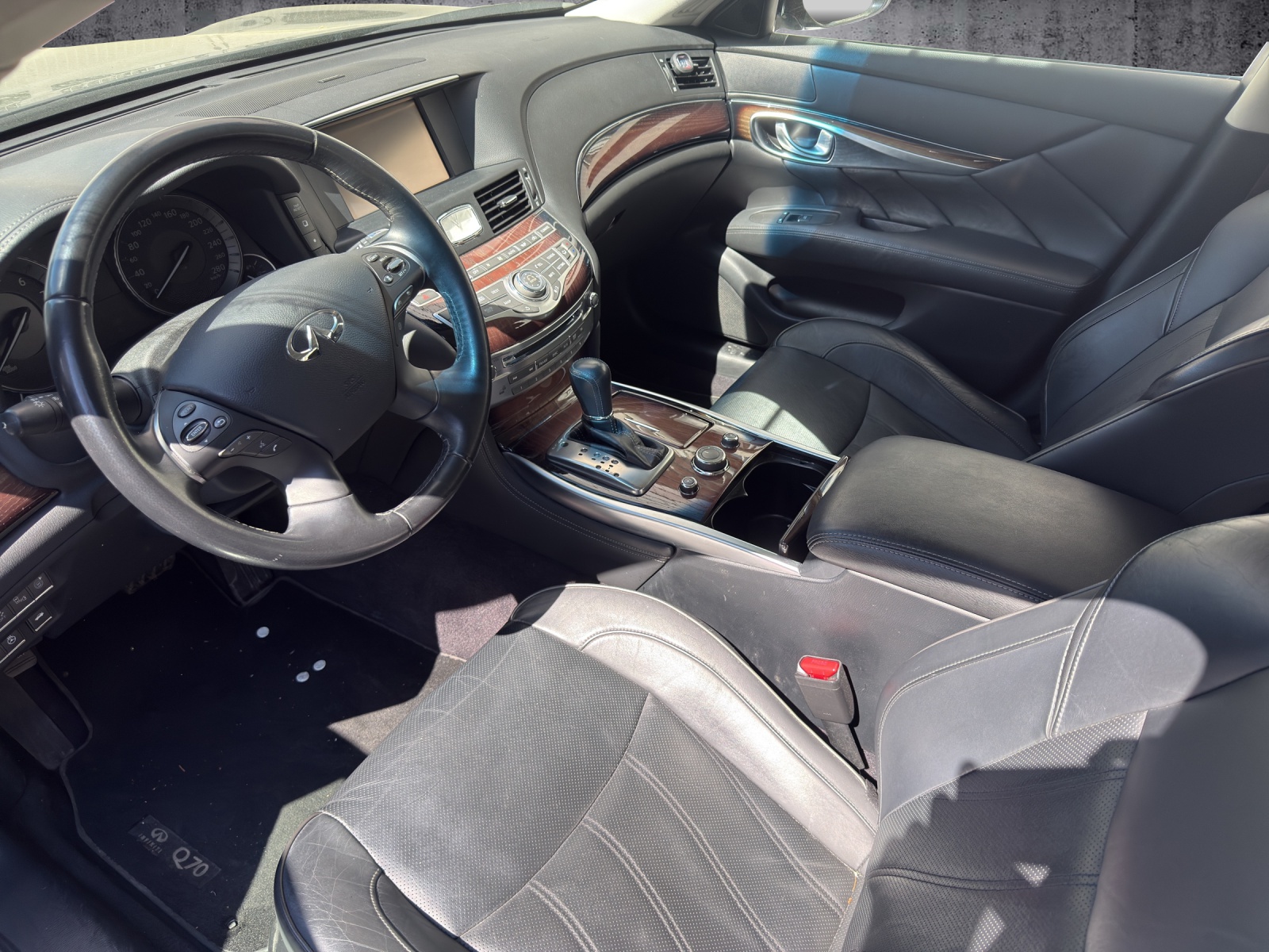 INFINITI Q70 35h Premium Automatic Voll-Hybrid *CH-Fahrzeug* - 4