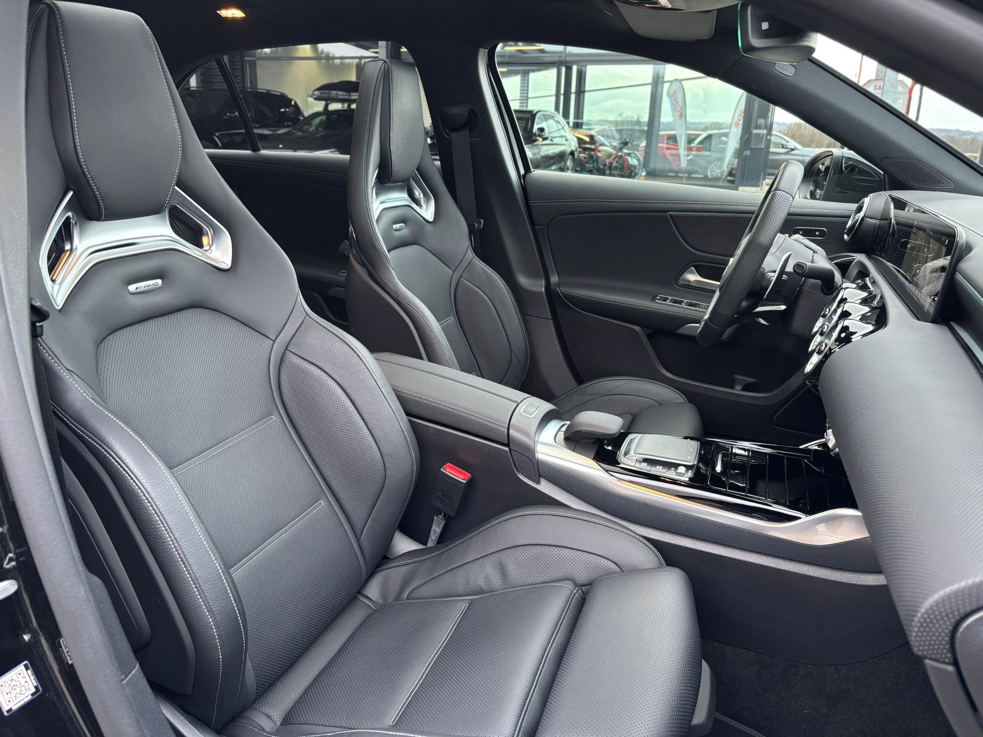 MERCEDES-BENZ A 35 AMG 4Matic - 9