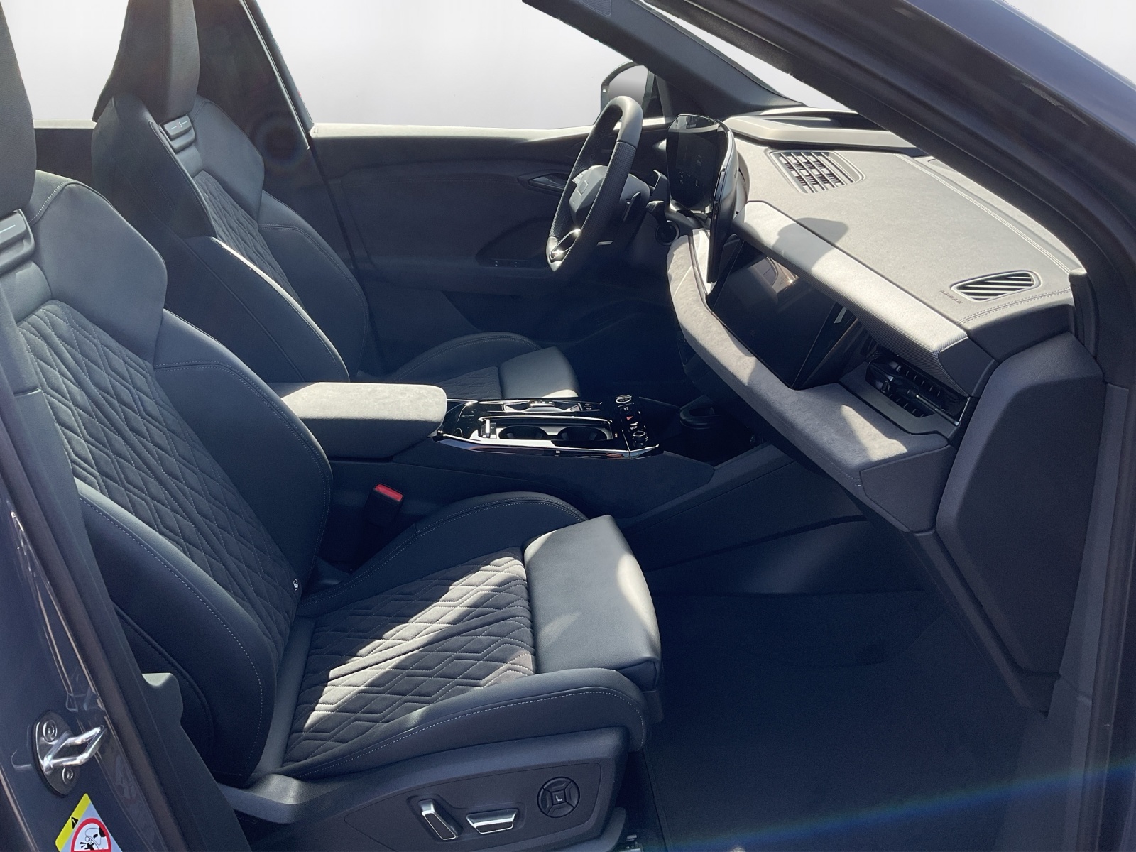 AUDI Q6 e-tron quattro - 14