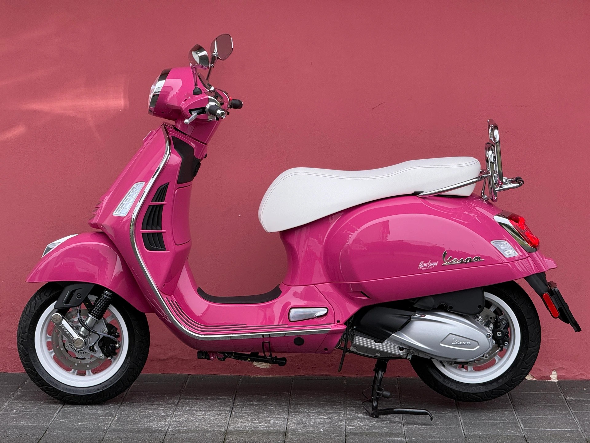 PIAGGIO Vespa GTS 125 - Shocking Rosa 801 Tailor Made - 14
