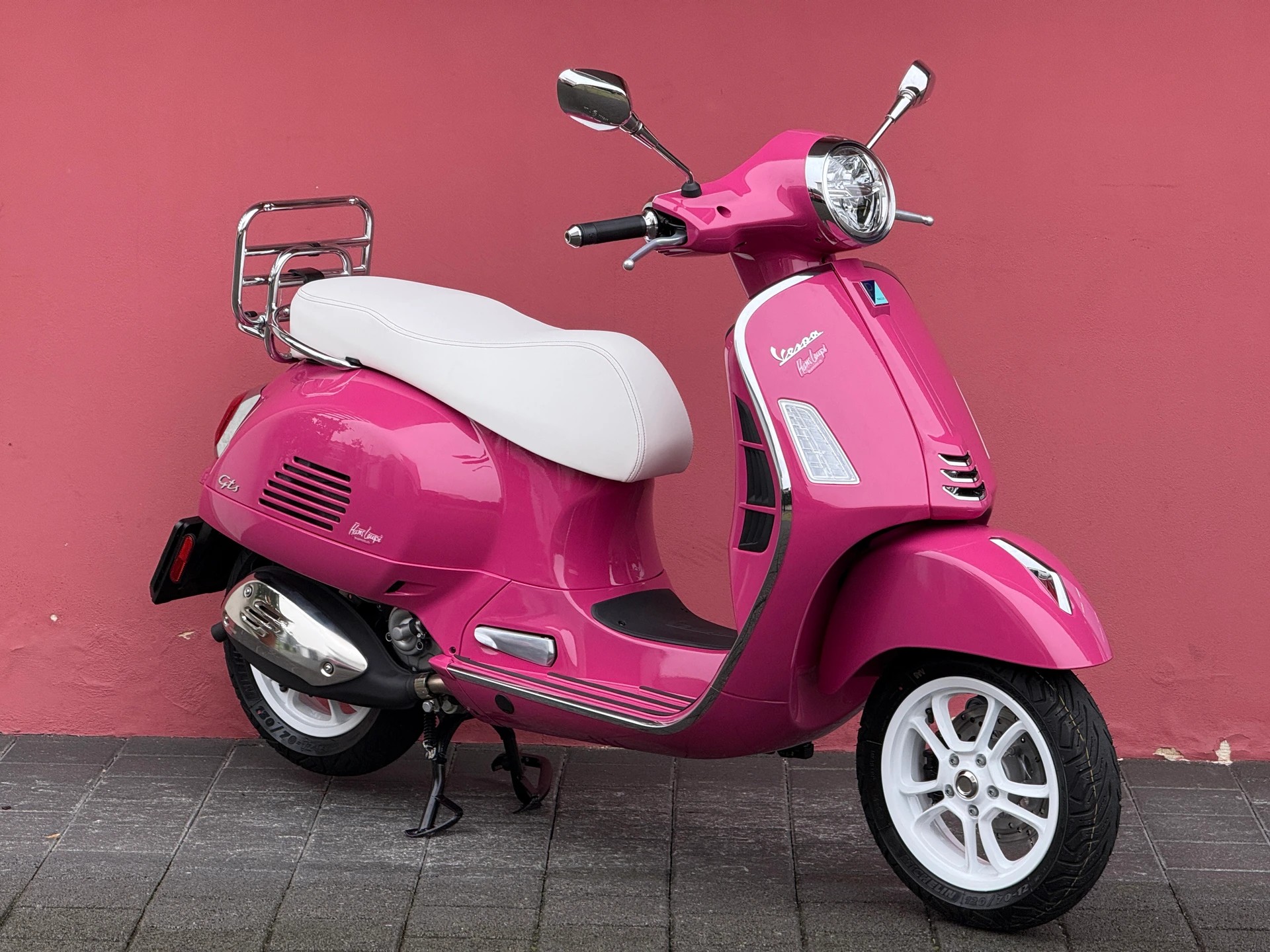 PIAGGIO Vespa GTS 125 - Shocking Rosa 801 Tailor Made - 5
