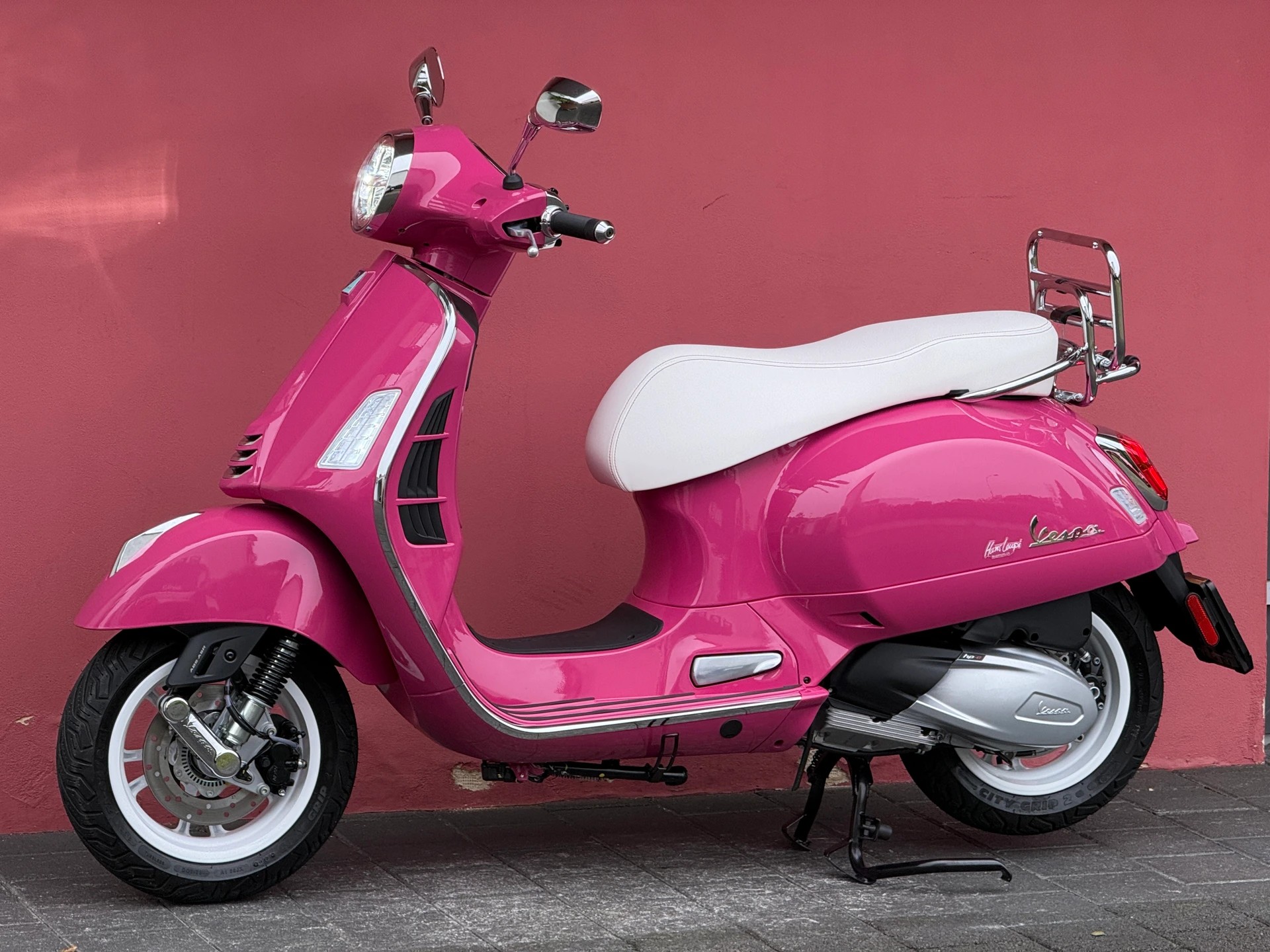 PIAGGIO Vespa GTS 125 - Shocking Rosa 801 Tailor Made - 11