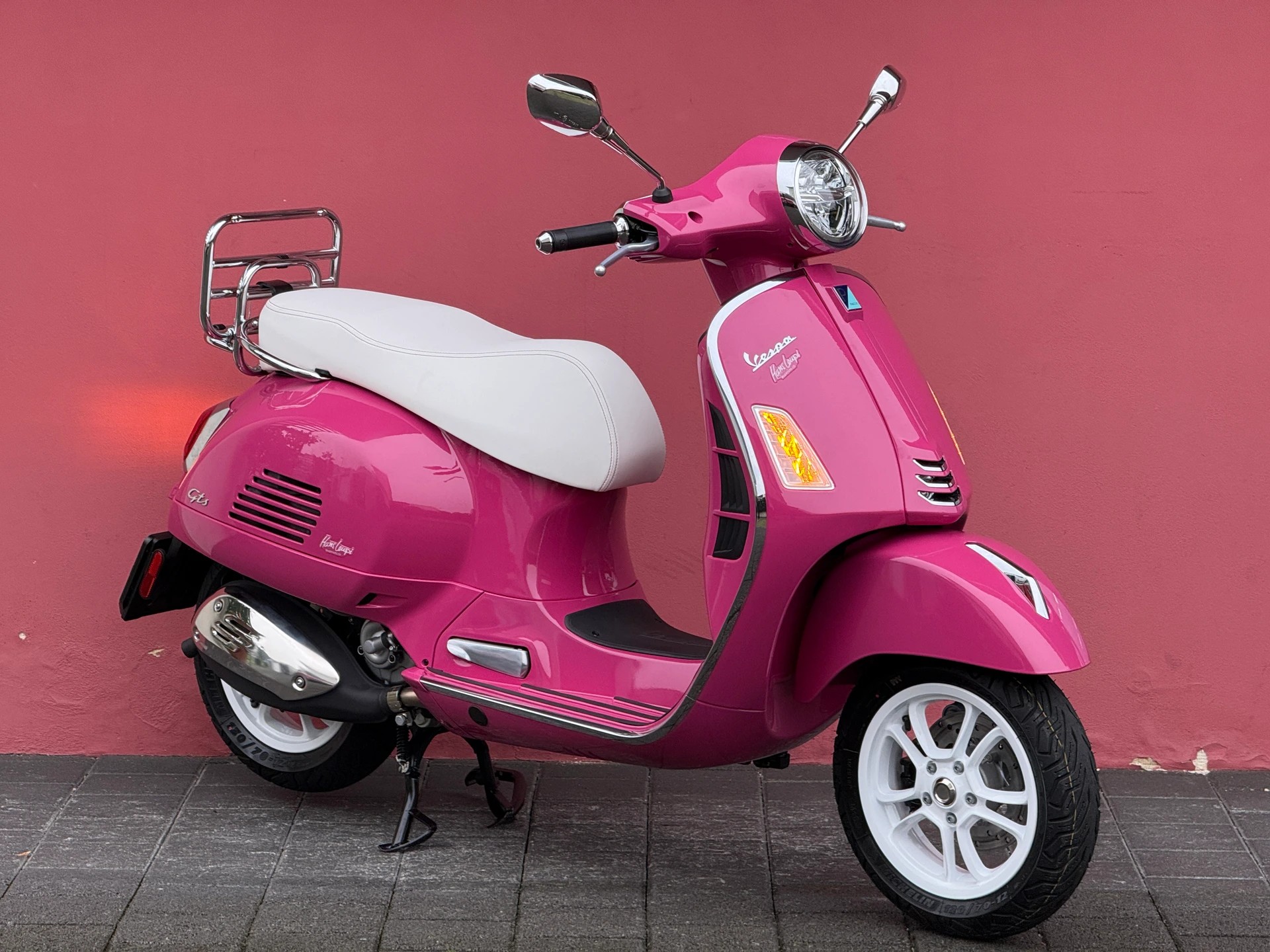 PIAGGIO Vespa GTS 125 - Shocking Rosa 801 Tailor Made - 7