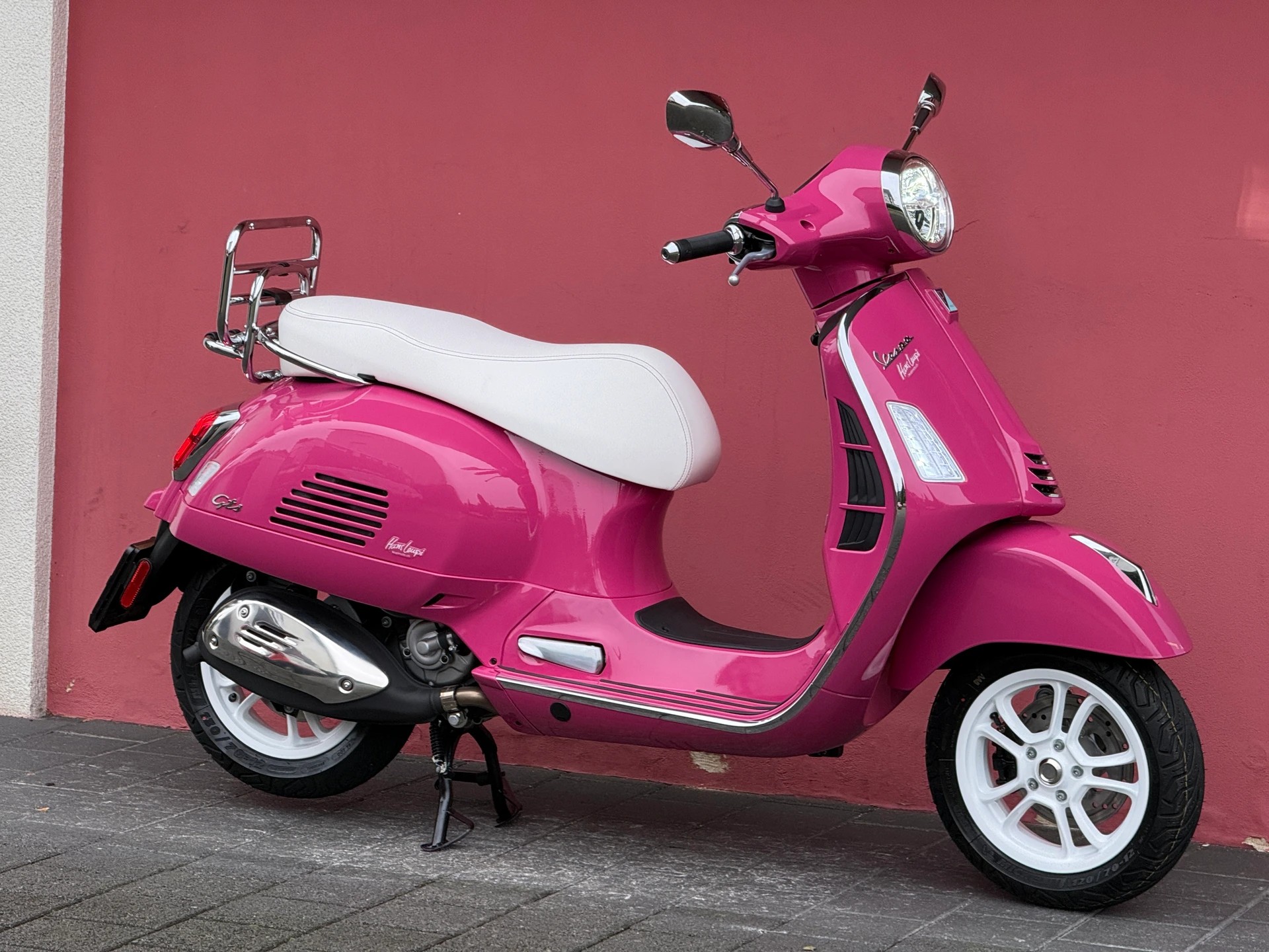 PIAGGIO Vespa GTS 125 - Shocking Rosa 801 Tailor Made - 4
