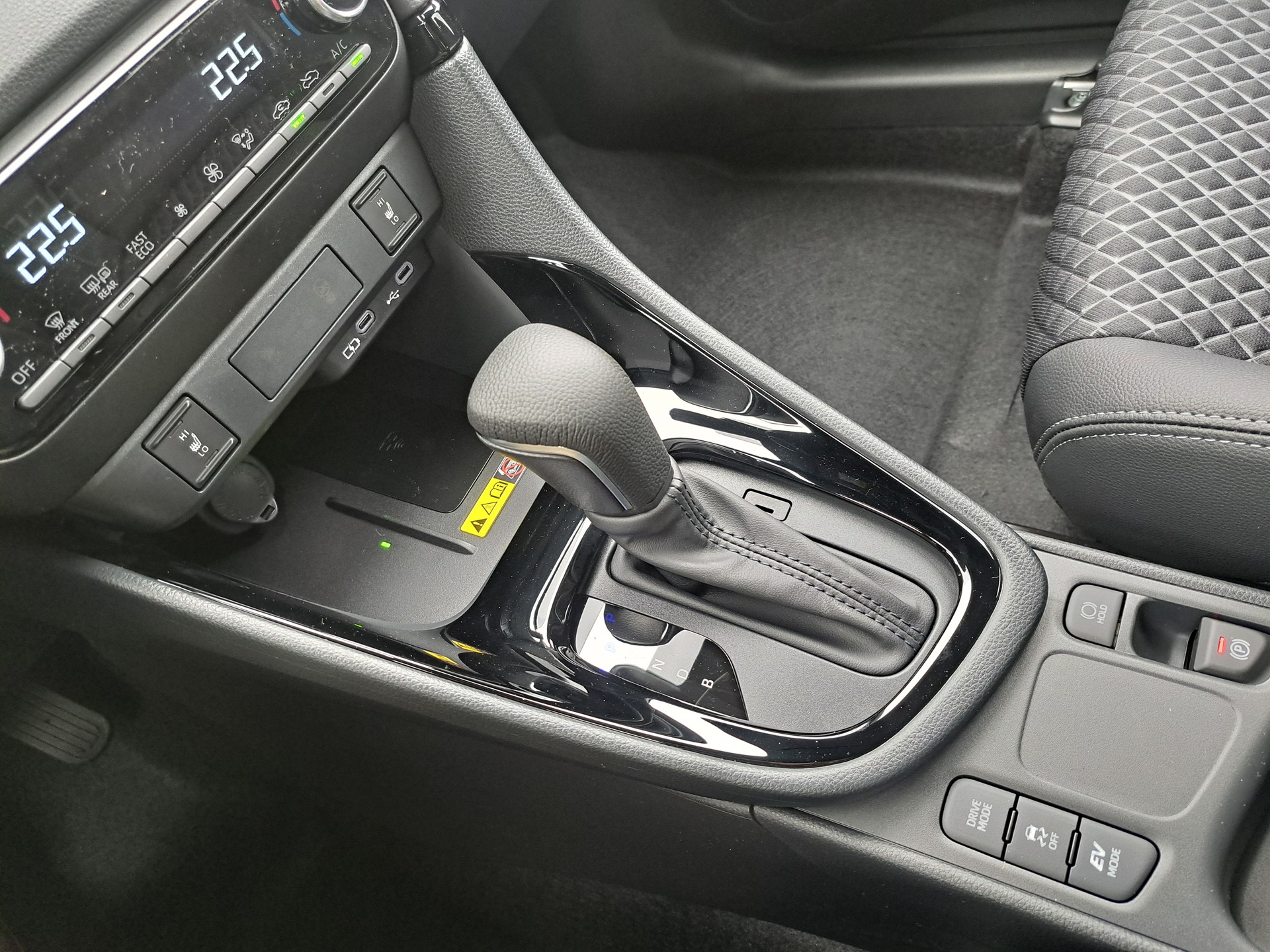 TOYOTA Yaris 1.5 Premium e-CVT - 14