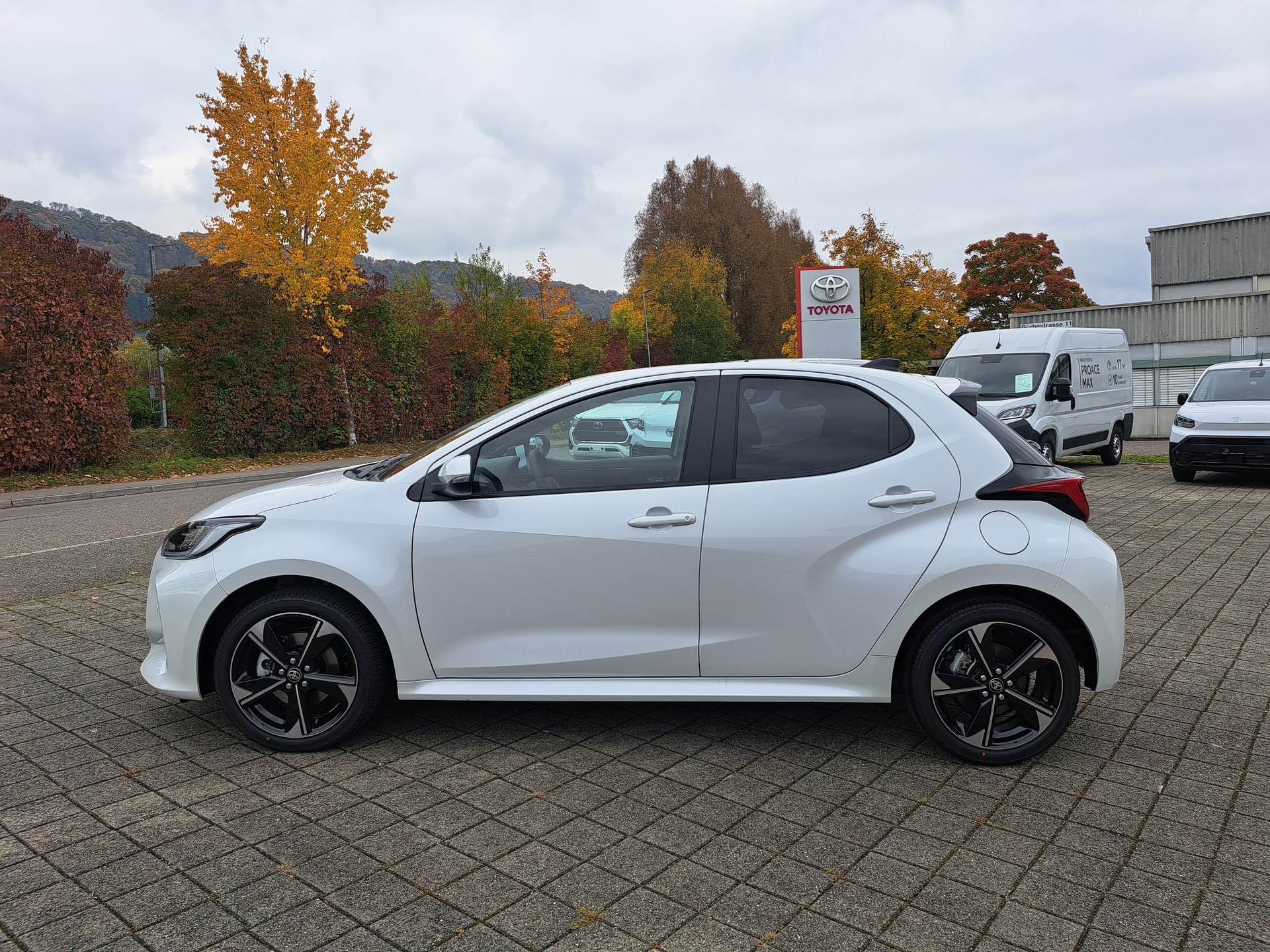 TOYOTA Yaris 1.5 Premium e-CVT - 11