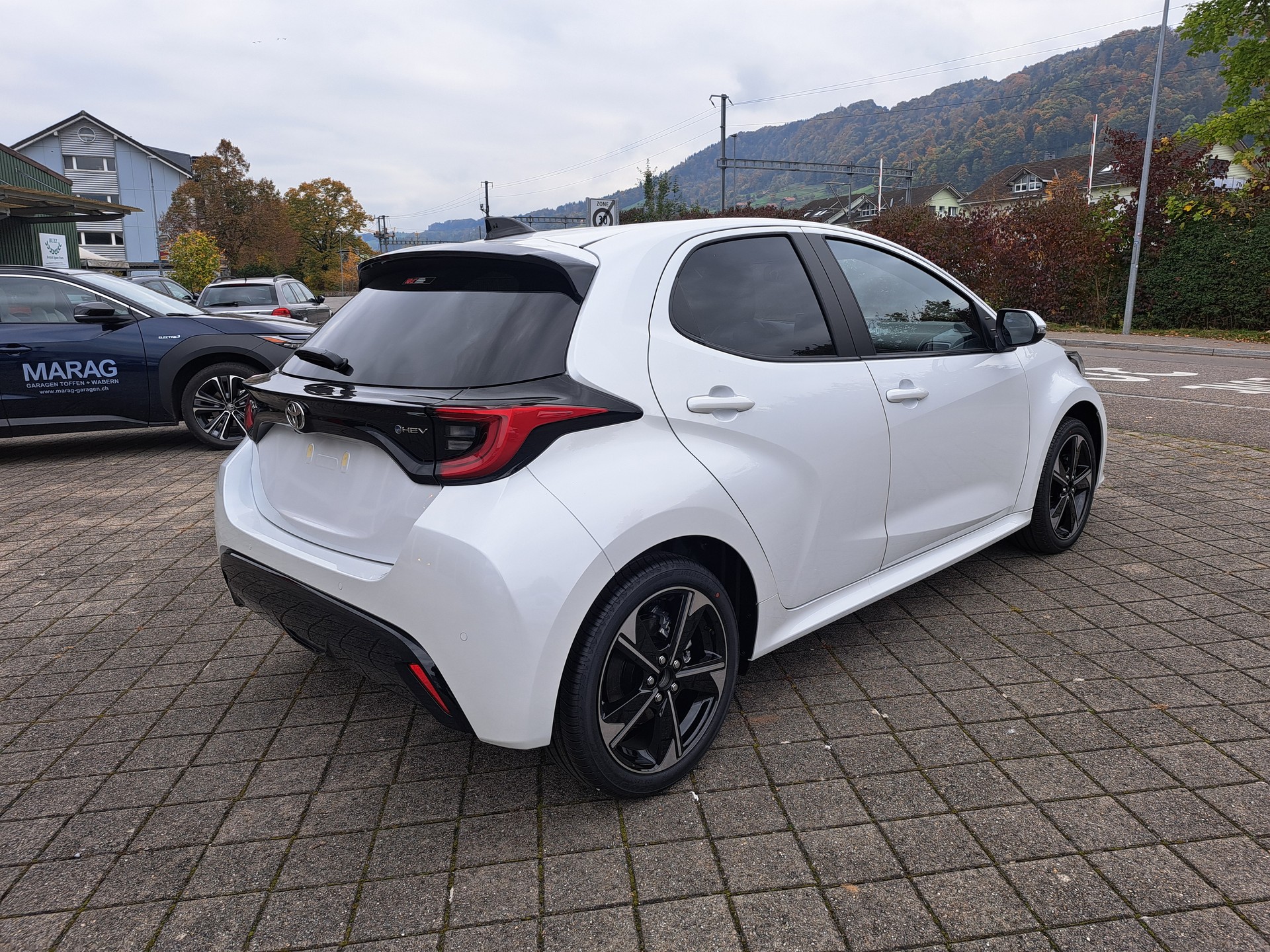 TOYOTA Yaris 1.5 Premium e-CVT - 8