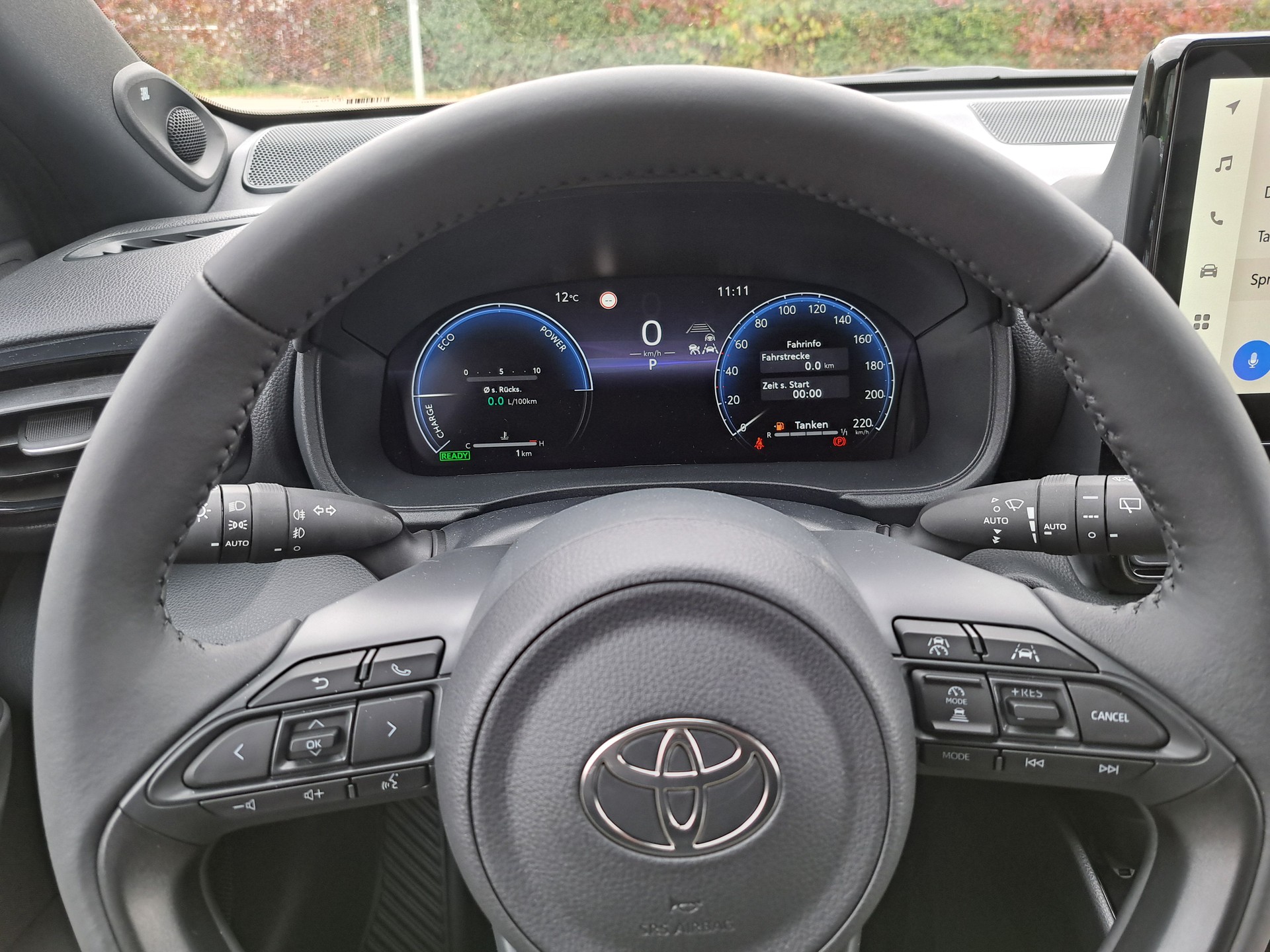 TOYOTA Yaris 1.5 Premium e-CVT - 12