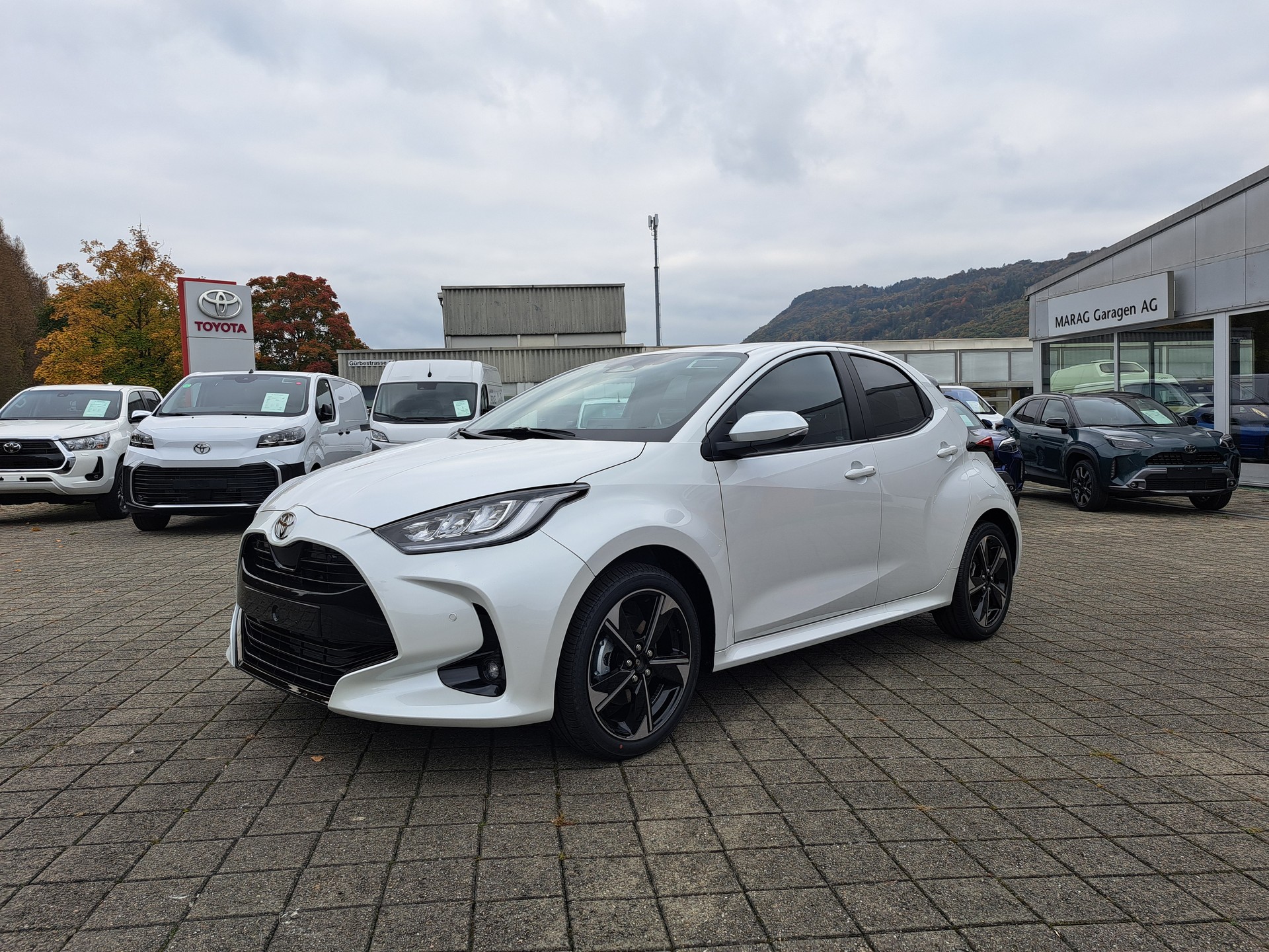 TOYOTA Yaris 1.5 Premium e-CVT