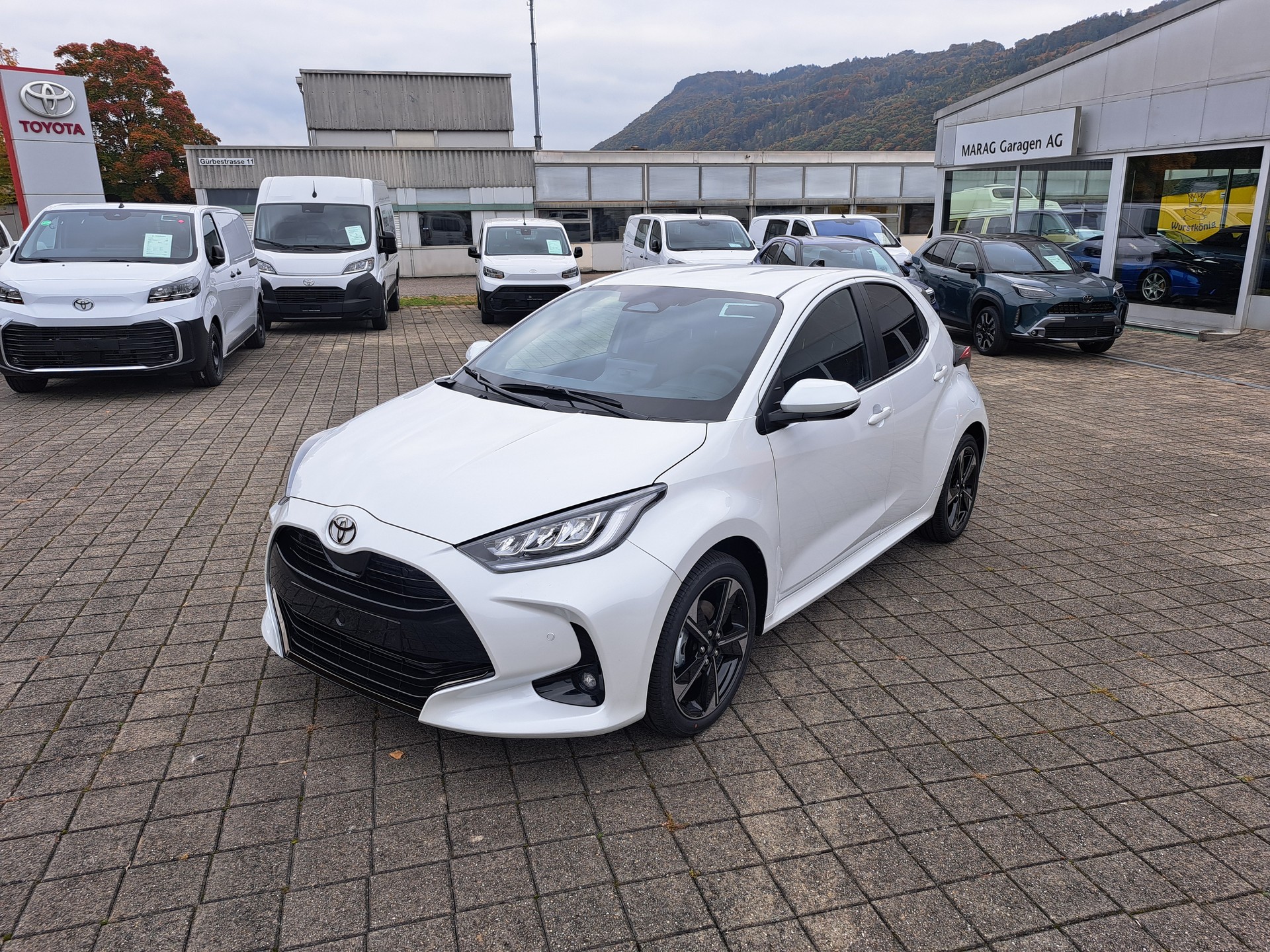TOYOTA Yaris 1.5 Premium e-CVT - 2