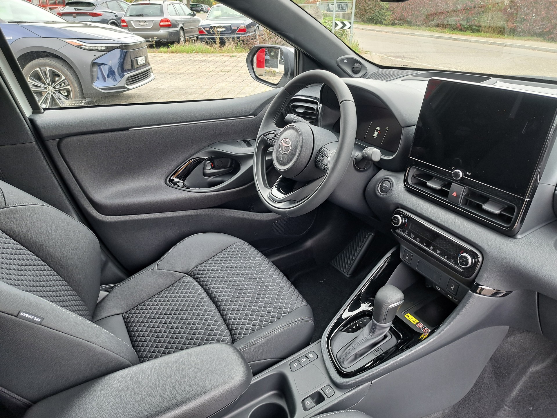 TOYOTA Yaris 1.5 Premium e-CVT - 5