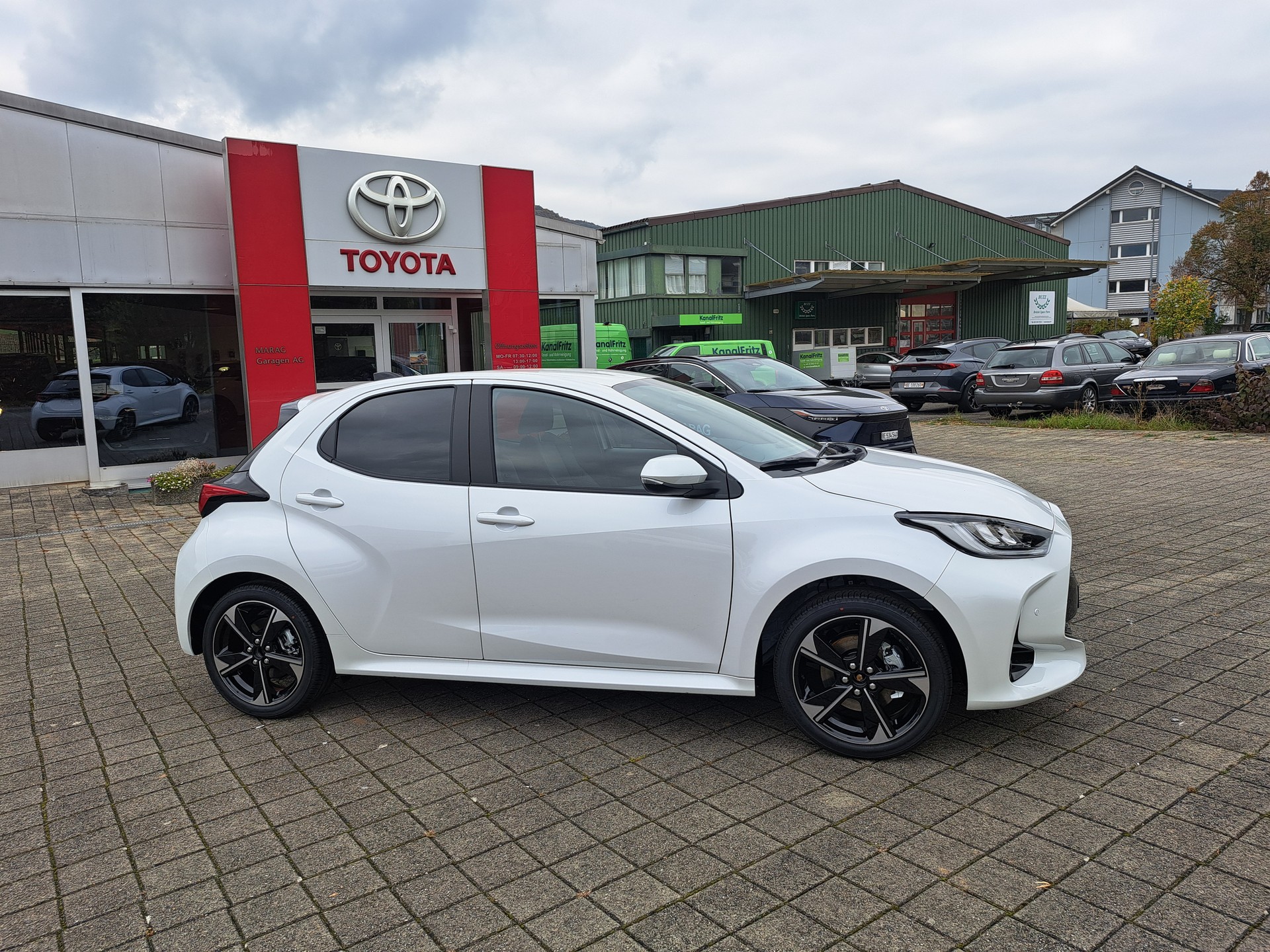 TOYOTA Yaris 1.5 Premium e-CVT - 4