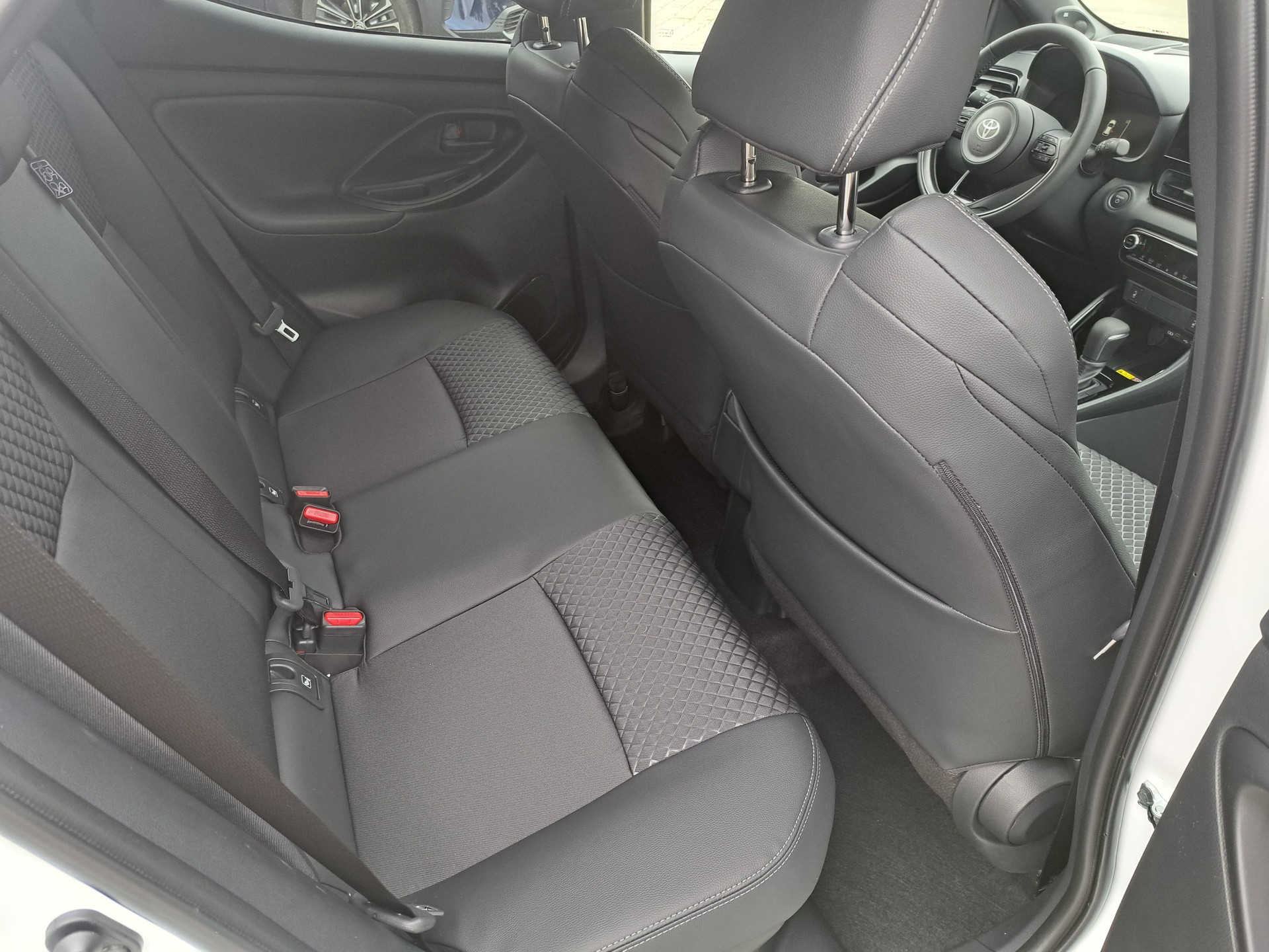 TOYOTA Yaris 1.5 Premium e-CVT - 7