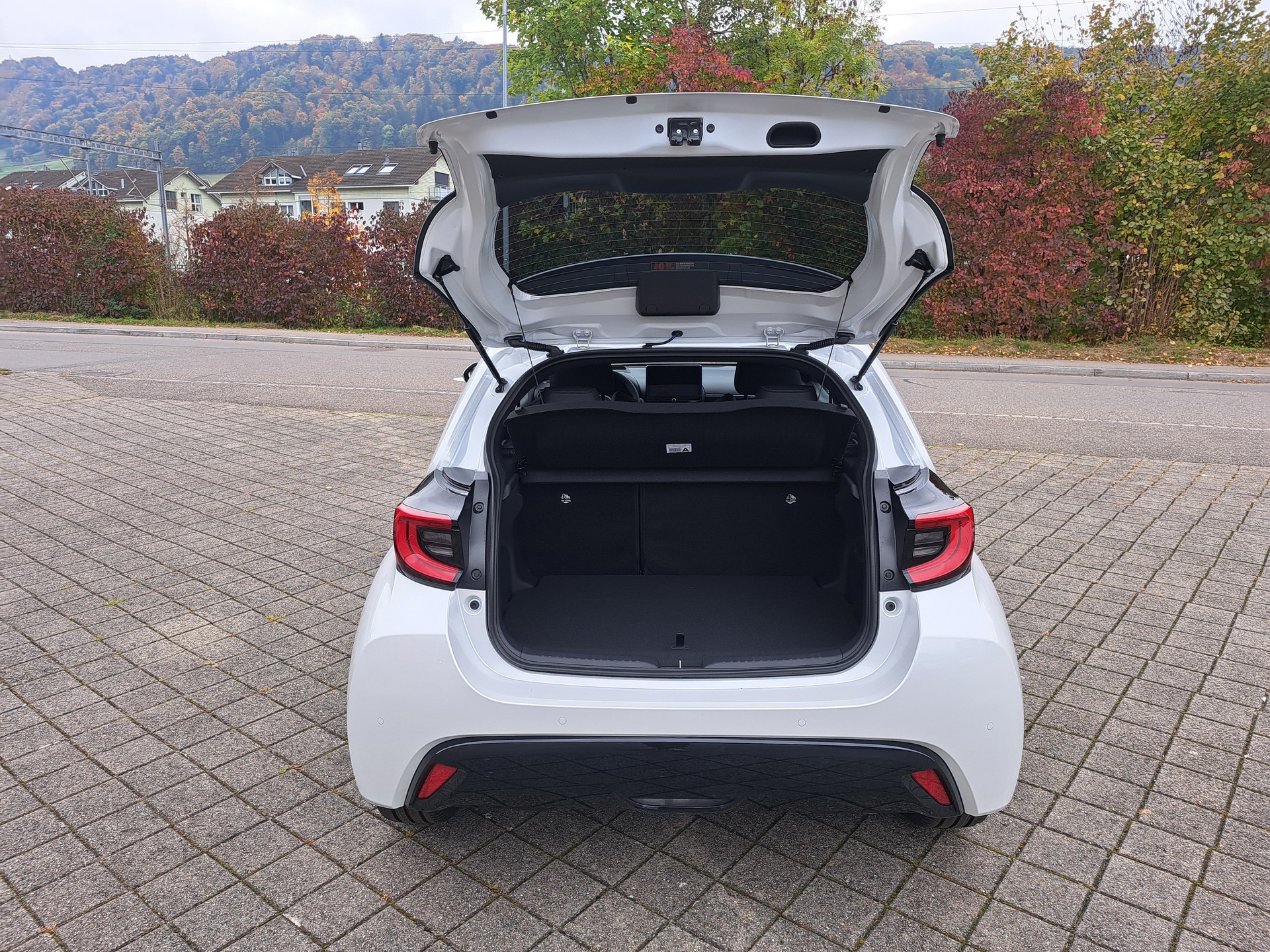 TOYOTA Yaris 1.5 Premium e-CVT - 9