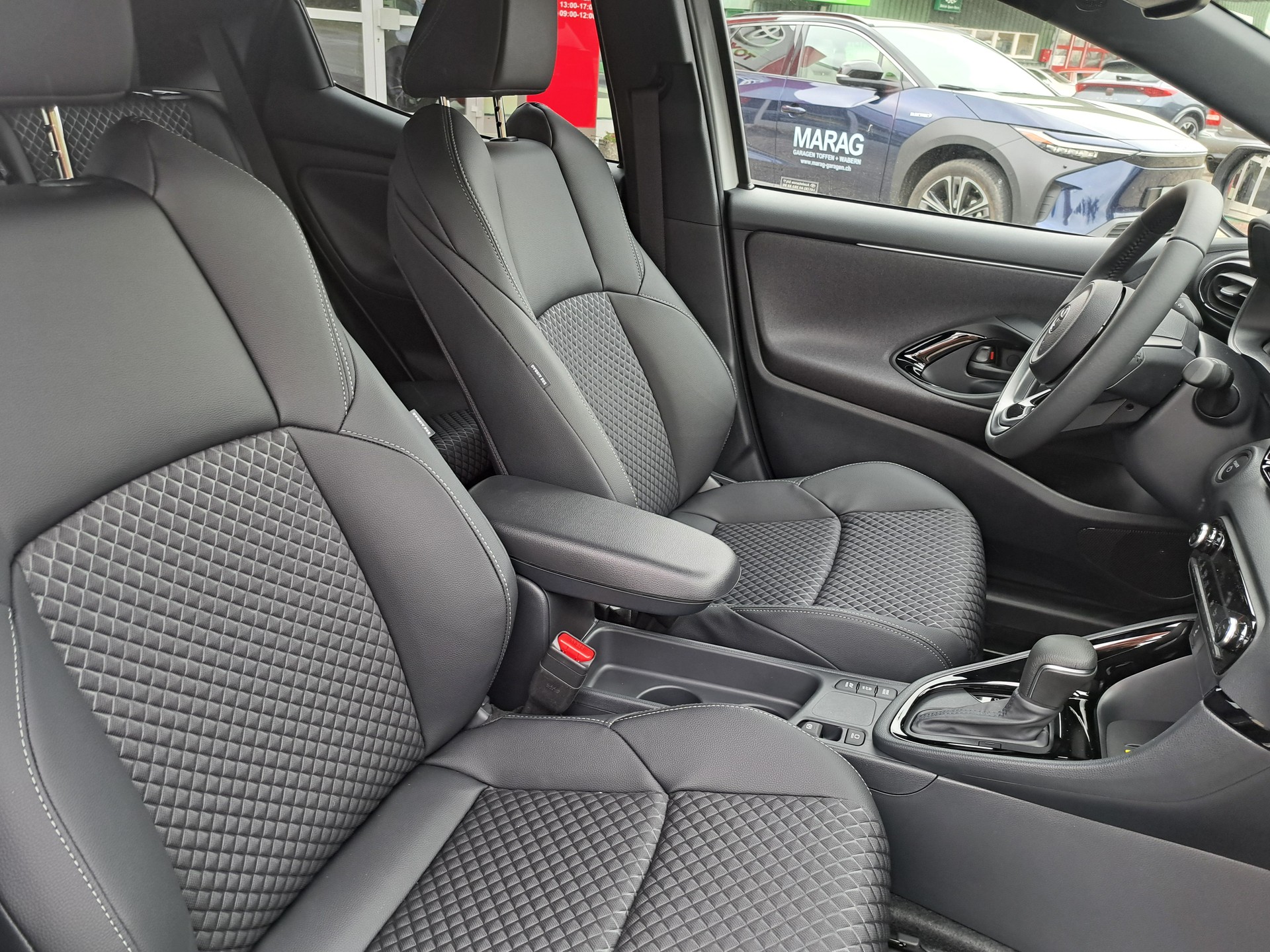 TOYOTA Yaris 1.5 Premium e-CVT - 6