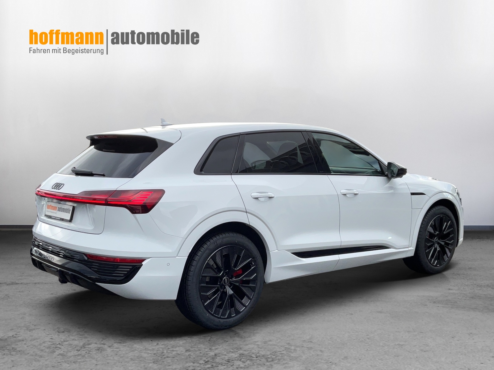 AUDI Q8 50 e-tron Black Edition quattro - 4