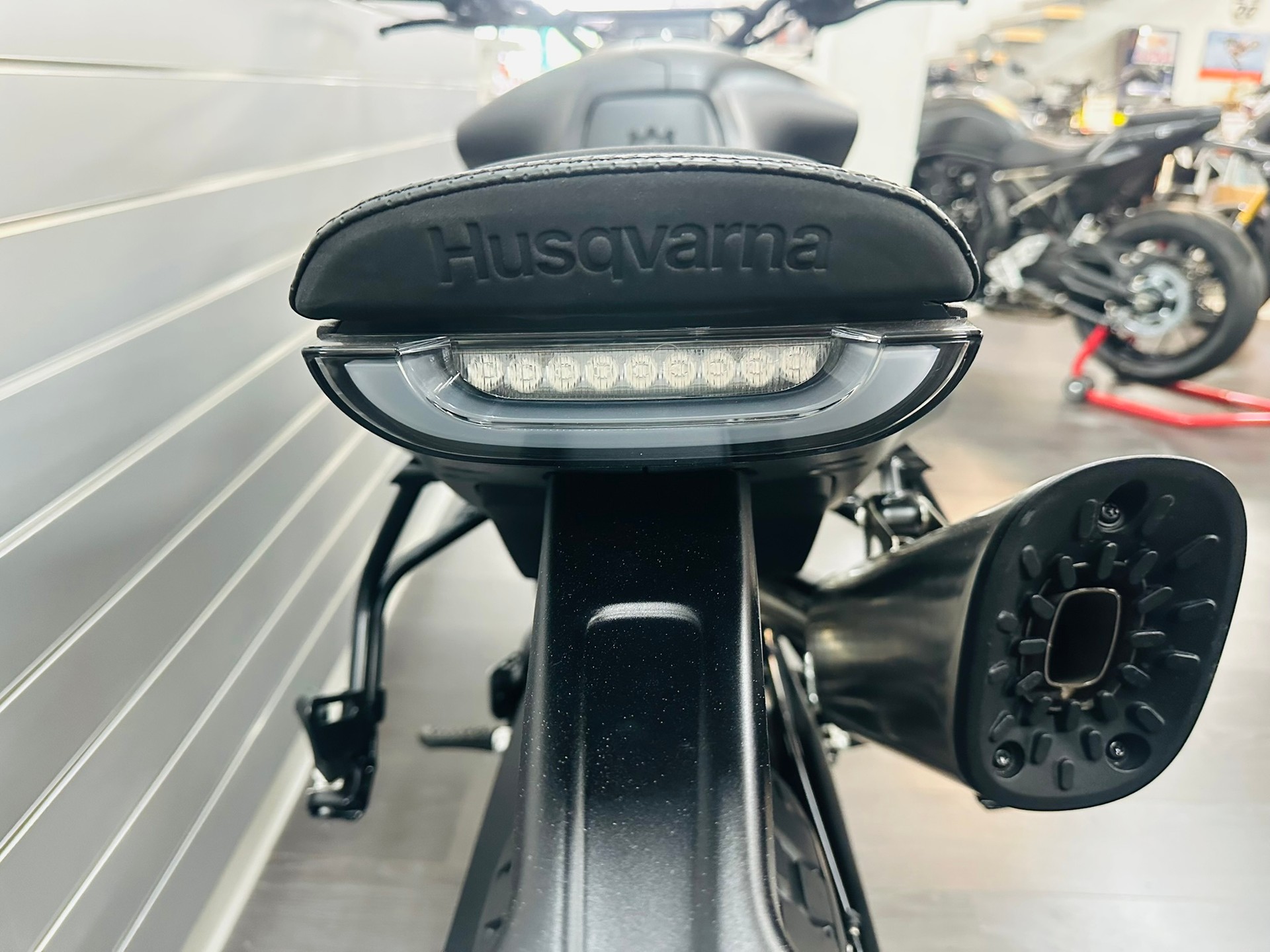 HUSQVARNA SVARTPILEN 801 - 14