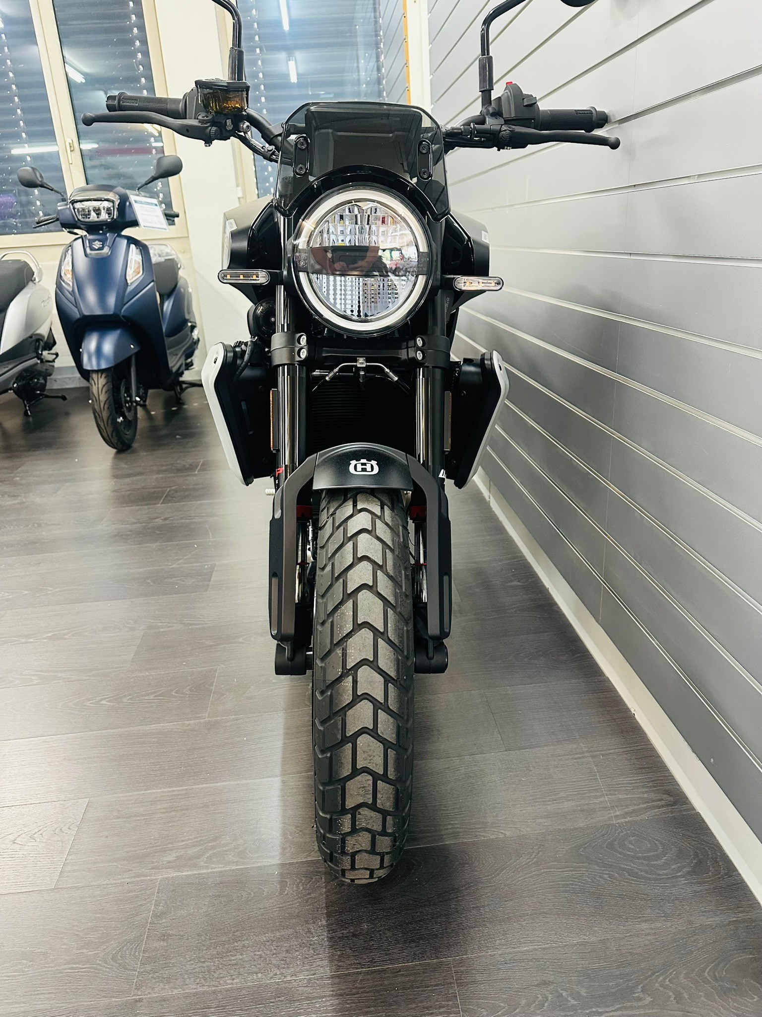 HUSQVARNA SVARTPILEN 801 - 6