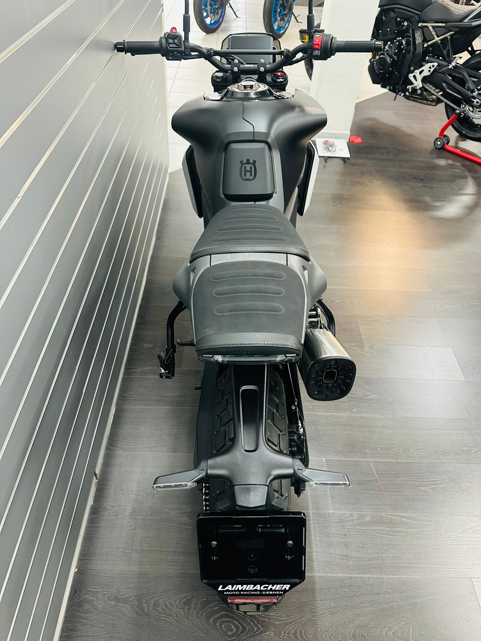 HUSQVARNA SVARTPILEN 801 - 9