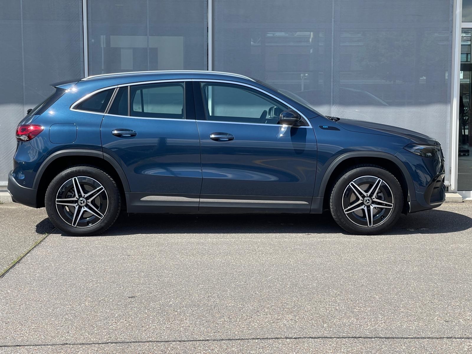 MERCEDES-BENZ EQA 300 AMG Line 4Matic - 3