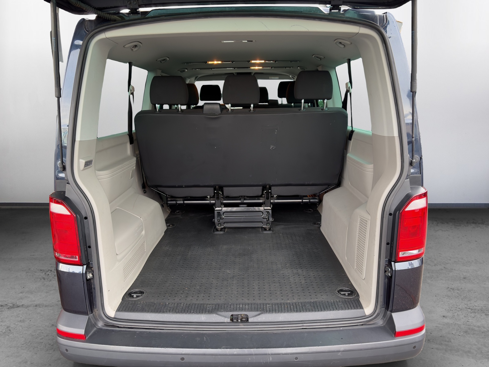 VW T6 Caravelle 2.0 TDI Trendline Liberty DSG LWB - 12