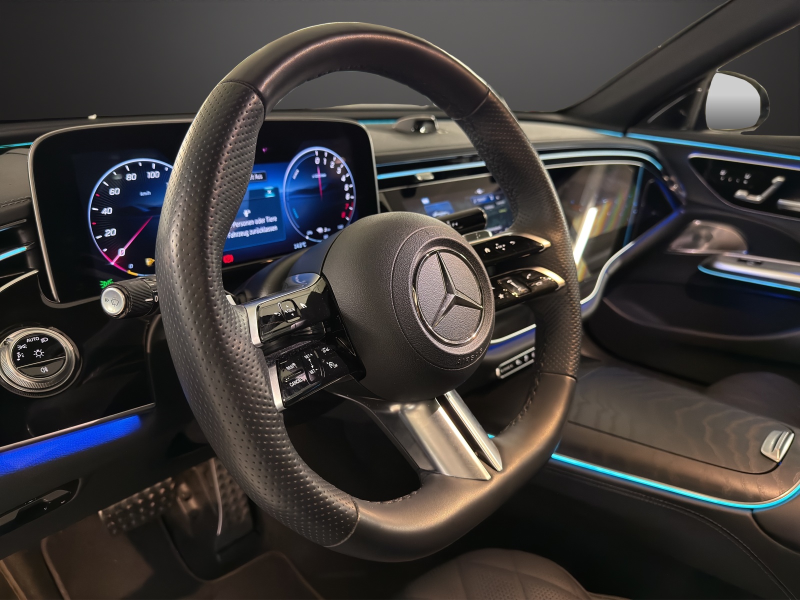 MERCEDES-BENZ E 400 e 4Matic AMG-Line 9G-Tronic - 14