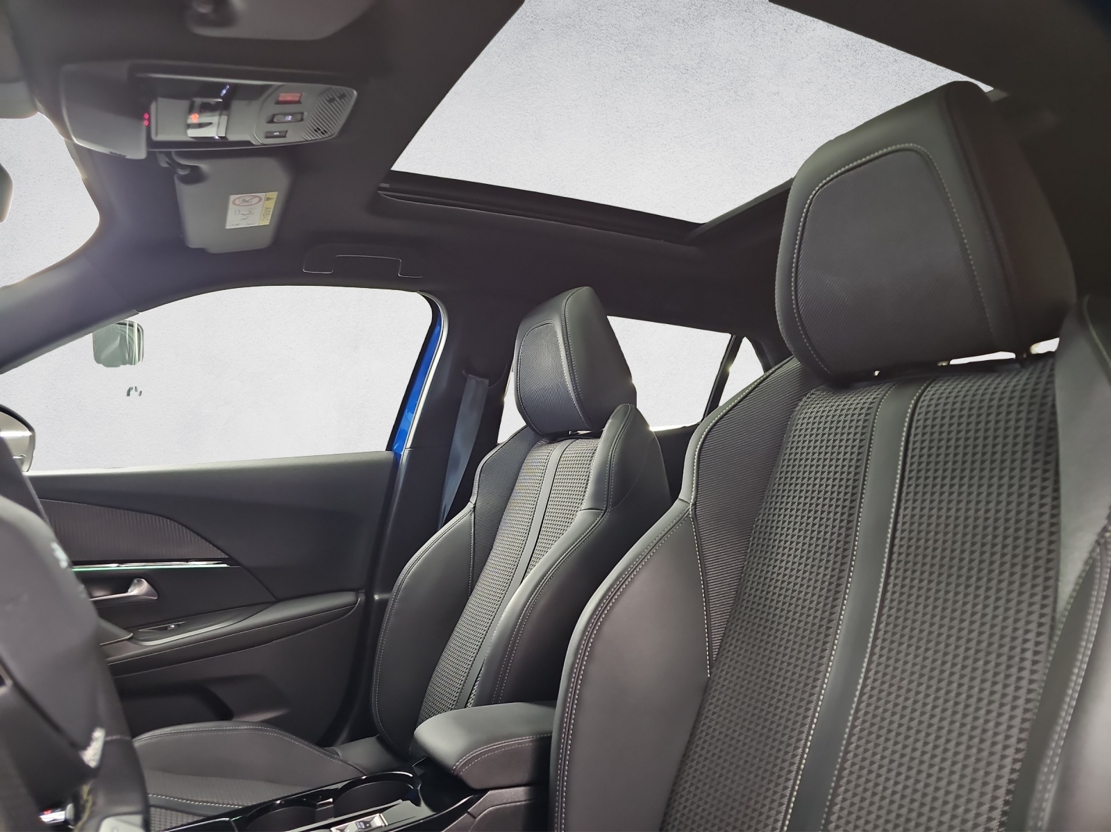 PEUGEOT 2008 e GT - 9