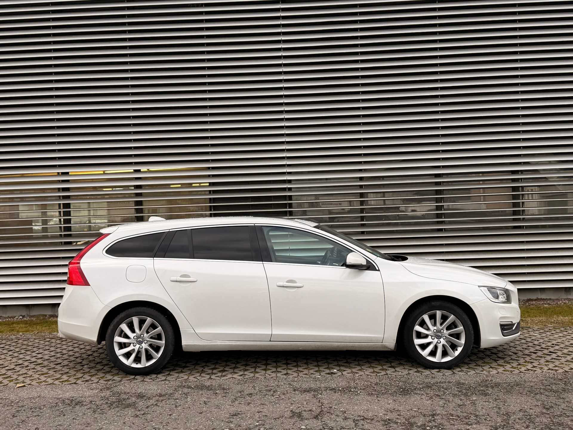 VOLVO V60 D4 Summum Geartronic - 3