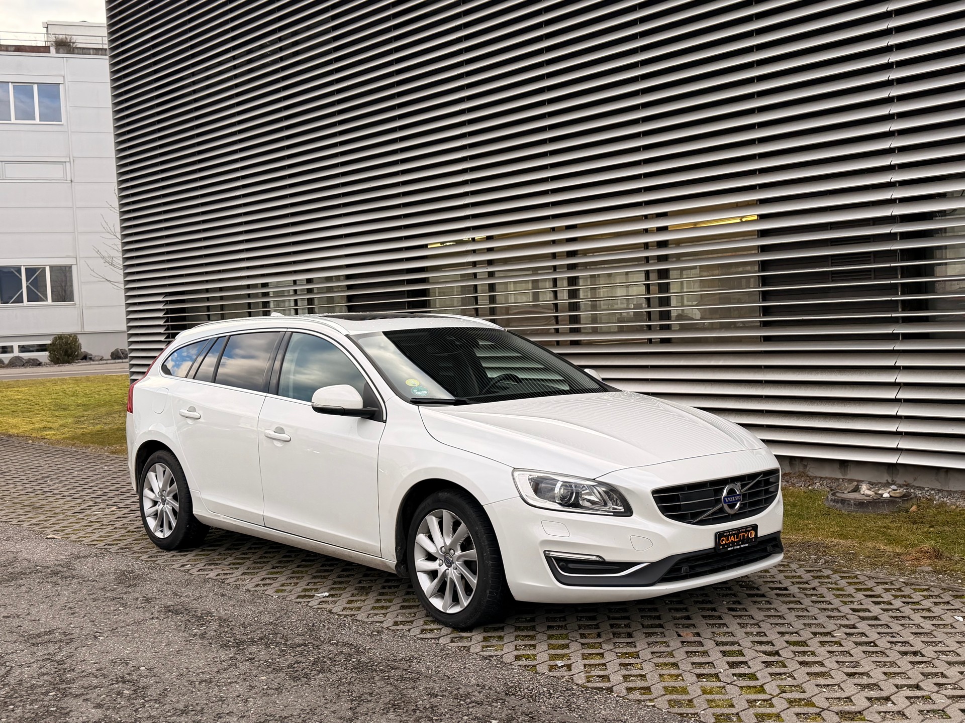 VOLVO V60 D4 Summum Geartronic - 2