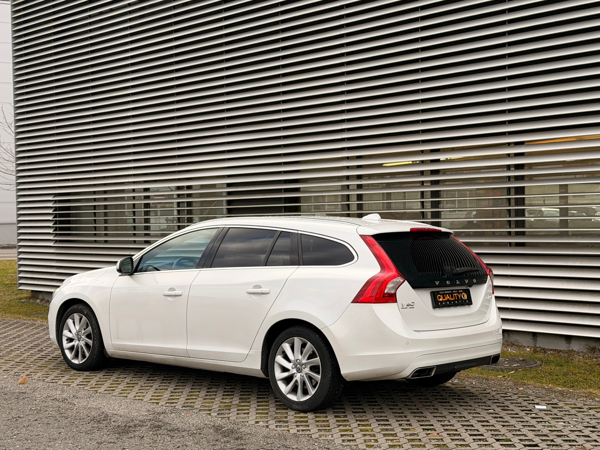 VOLVO V60 D4 Summum Geartronic - 5