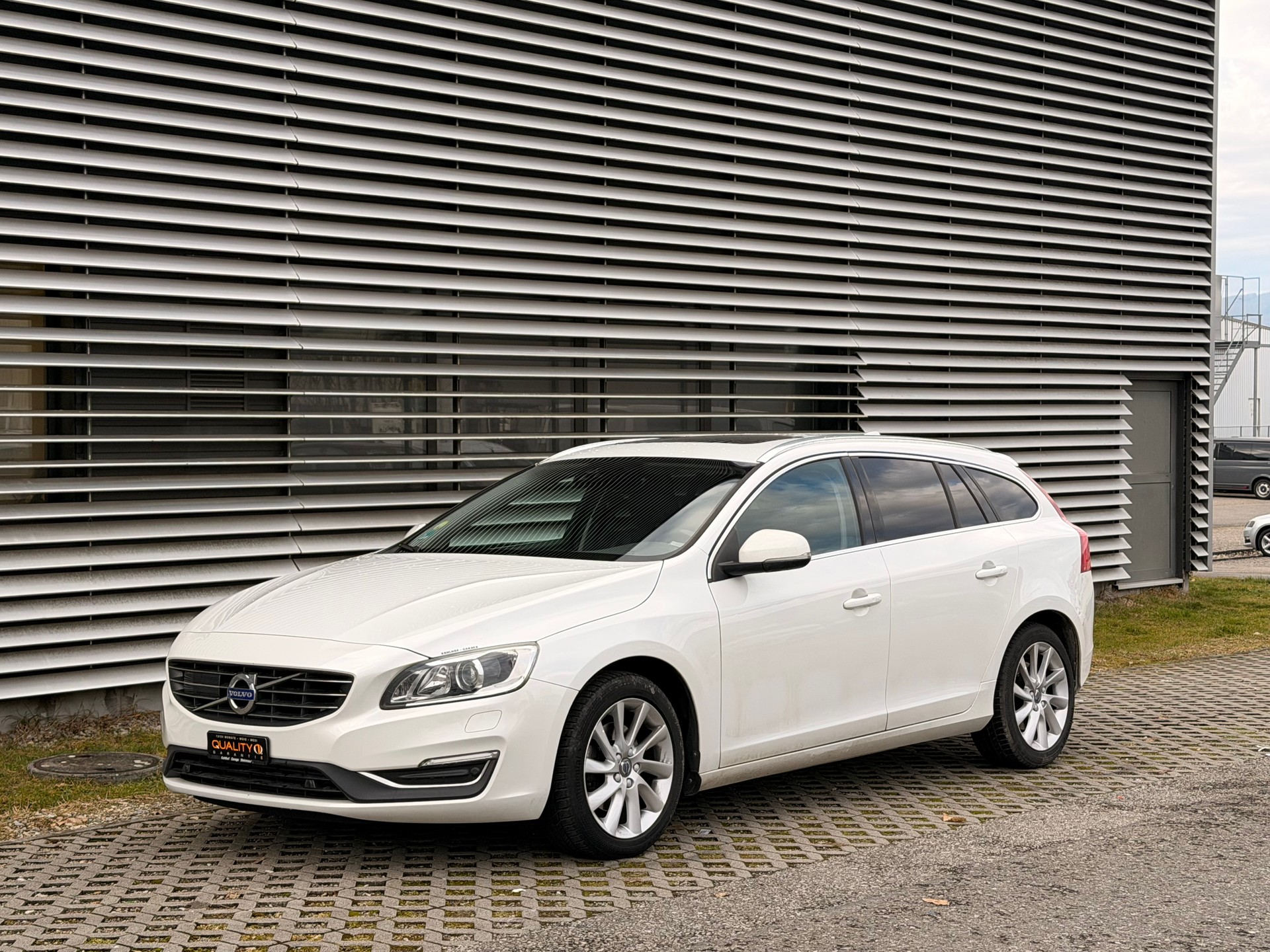 VOLVO V60 D4 Summum Geartronic - 4
